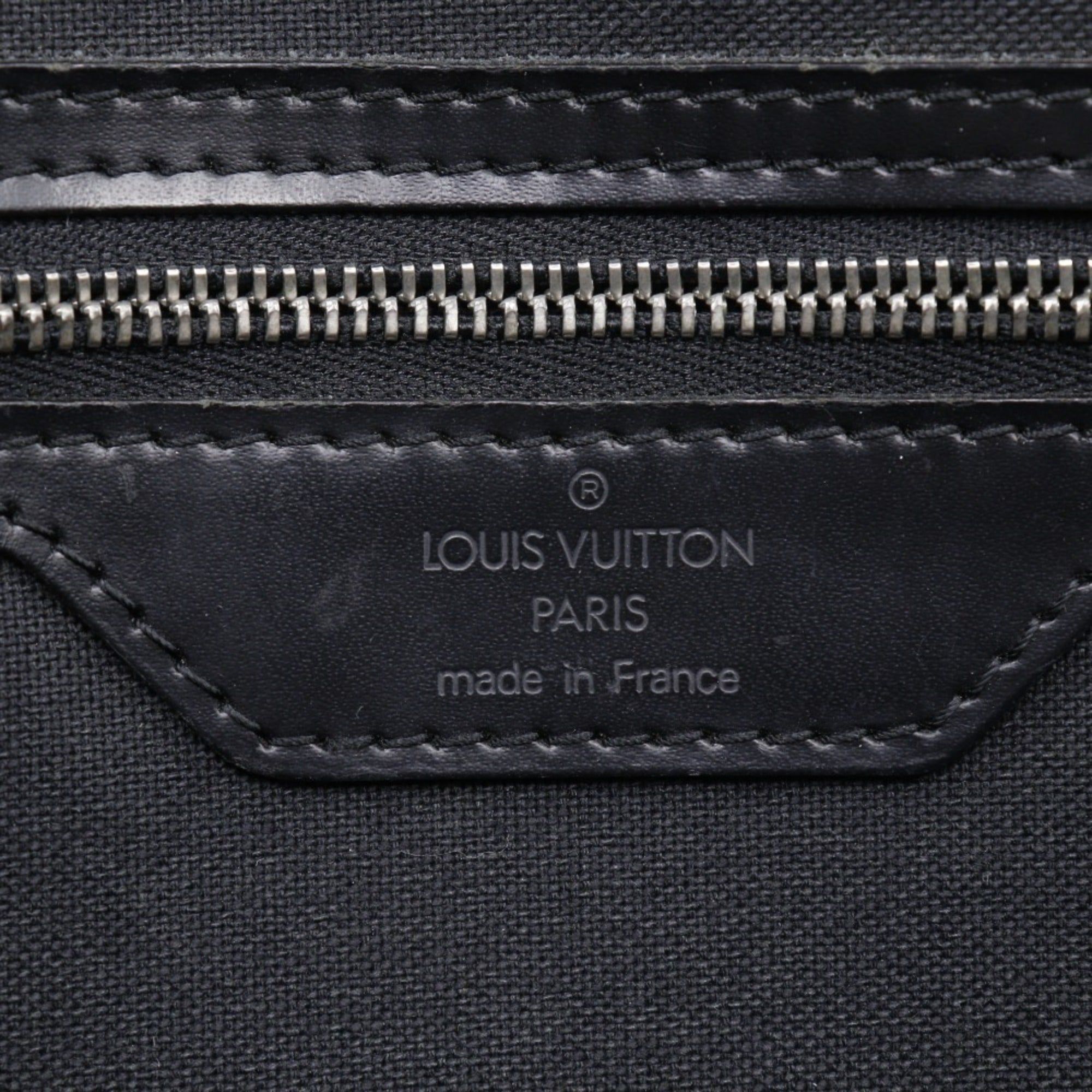 Louis Vuitton Black Noir Taiga Leather Shoulder Bag (Pre-Owned)