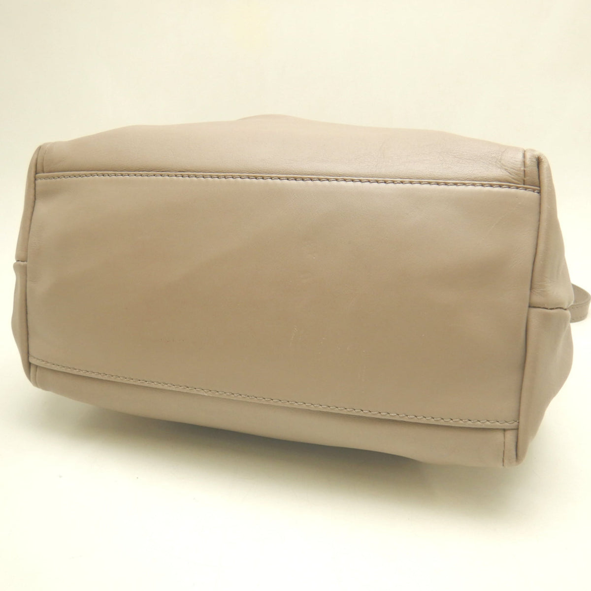 Salvatore Ferragamo Vara Light Beige Leather Handbag (Pre-Owned)
