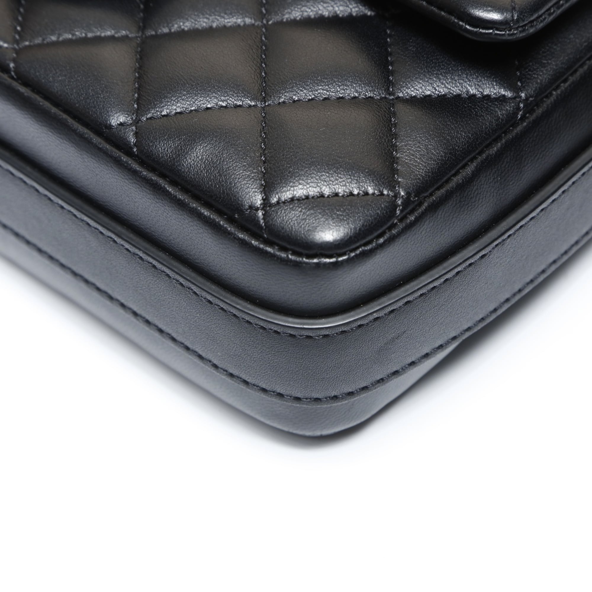 Chanel Matelasse Black Leather Shoulder Bag (Pre-Owned)