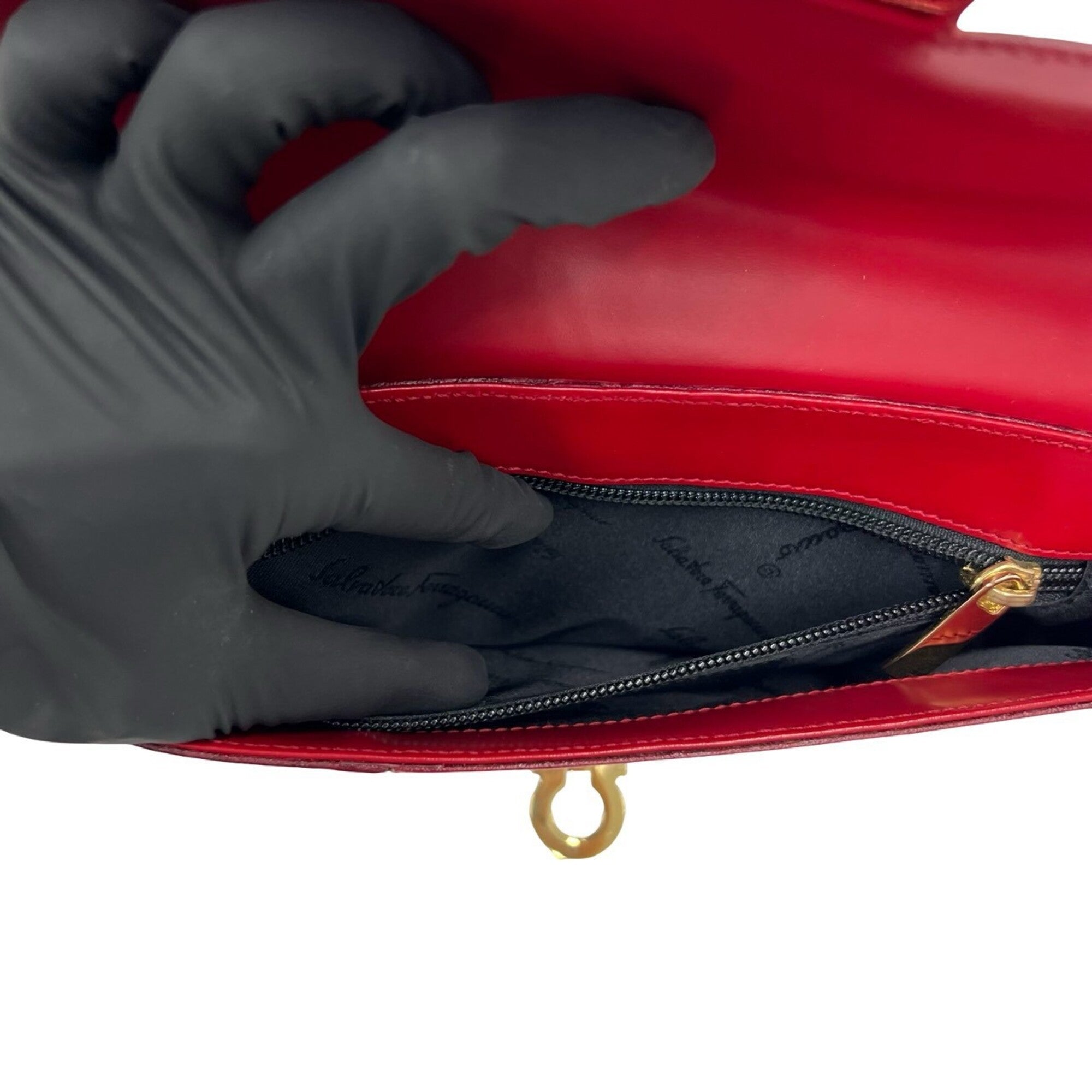 Salvatore Ferragamo Red Color White Leather Shoulder Bag (Pre-Owned)