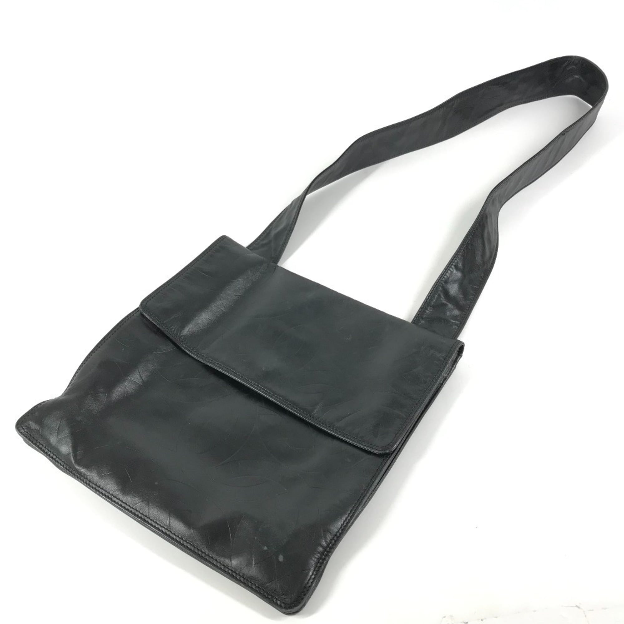 Chanel Black Leather Pochette Shoulder Bag (Pre-Owned)