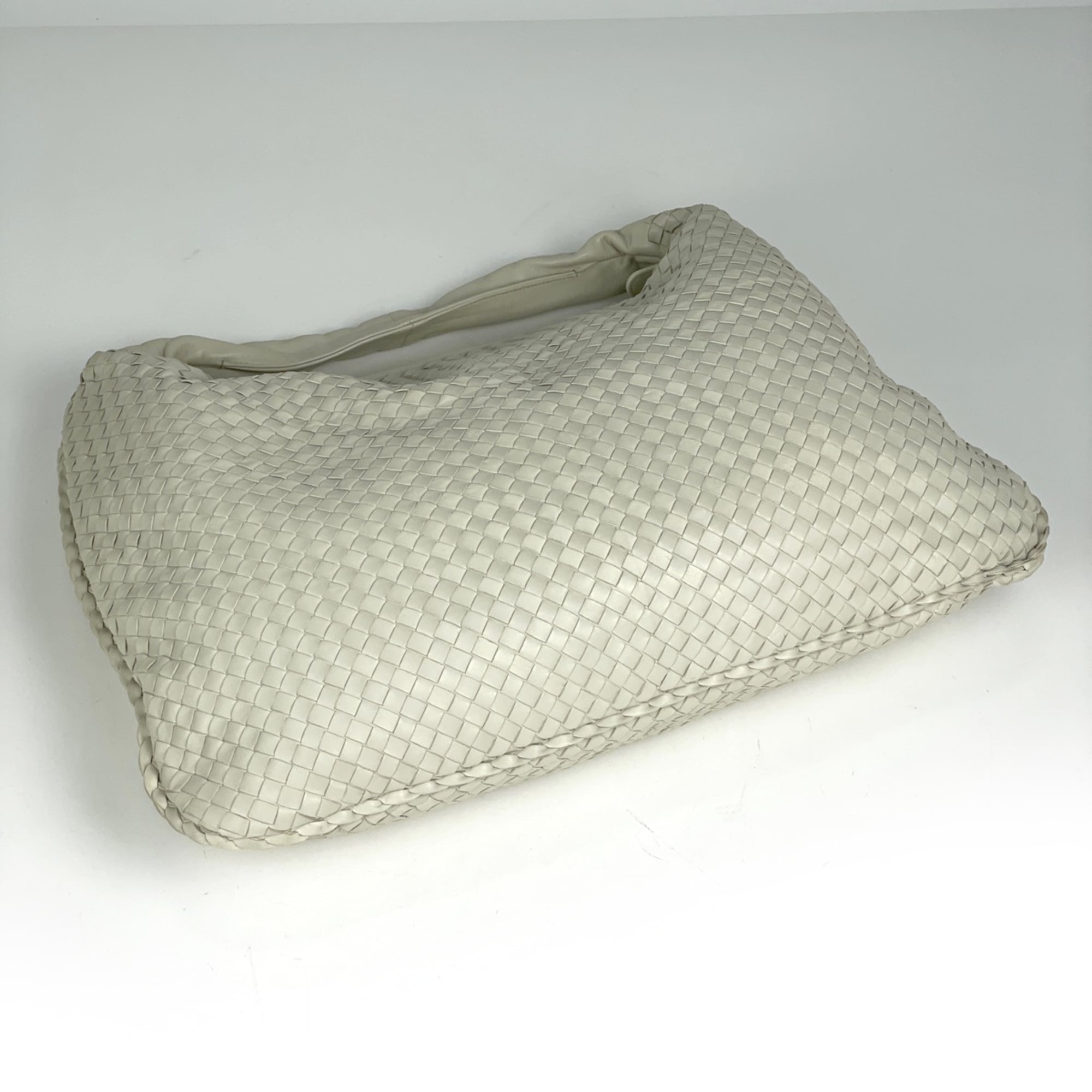 Bottega Veneta Ivory Leather Shoulder Bag (Pre-Owned)