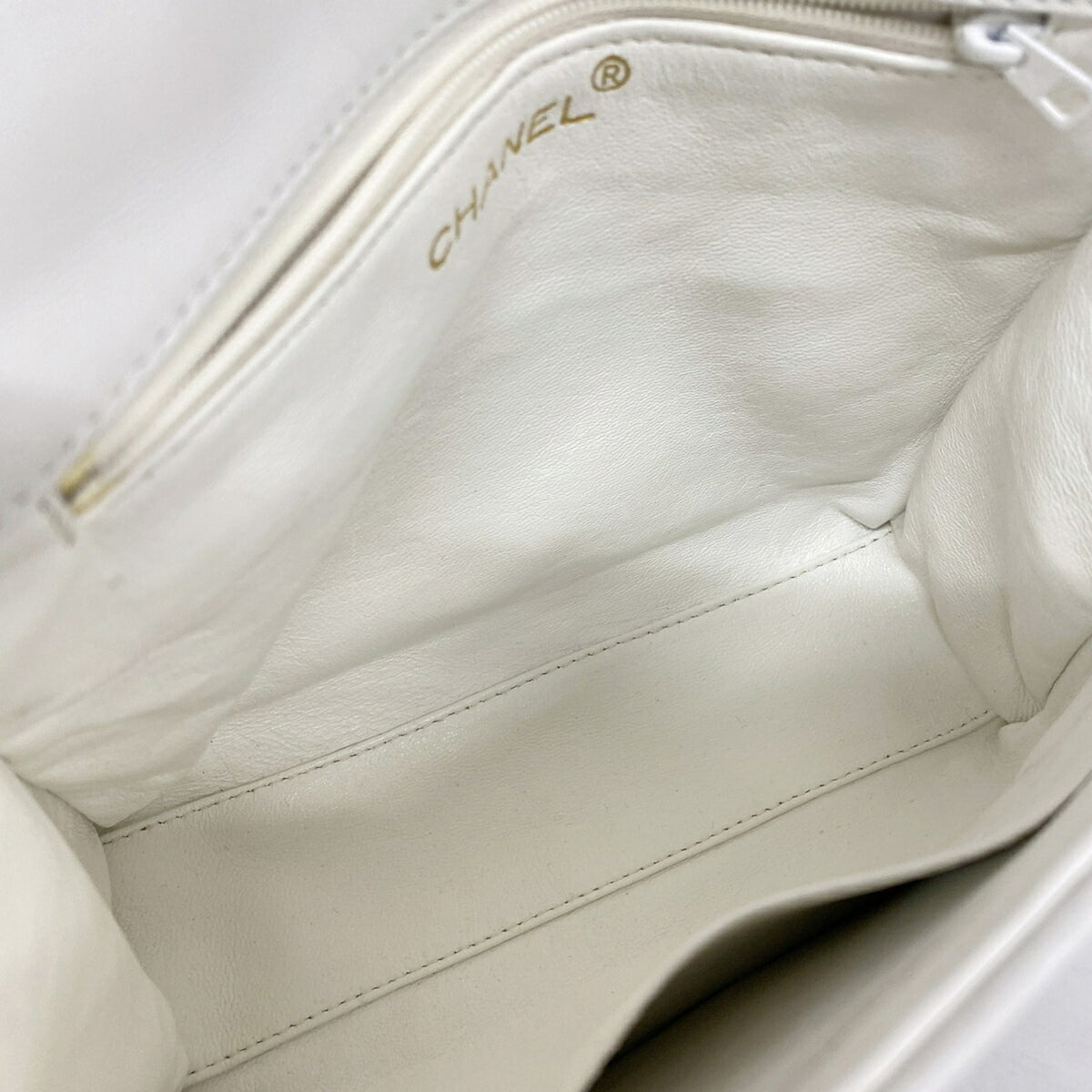 Chanel White Leather Shoulder Bag (Pre-Owned)