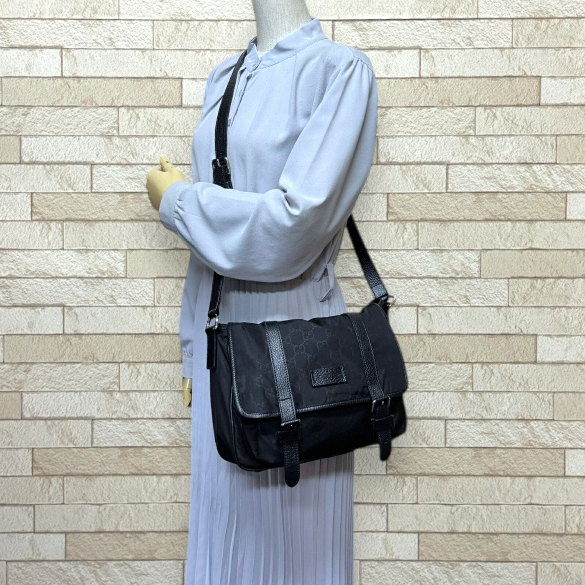 Gucci Black Nylon Leather Messenger Bag Shoulder Bag (Pre-Owned)