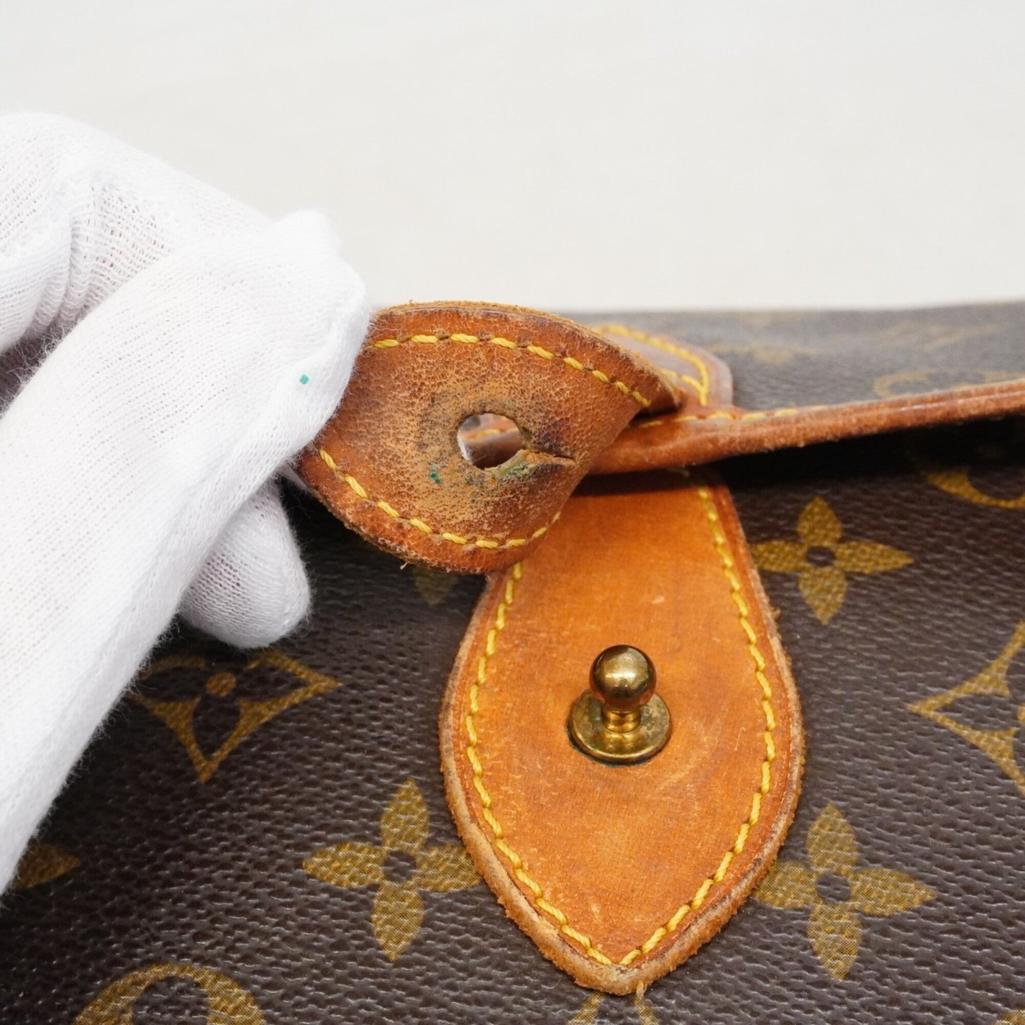 Louis Vuitton Brown Shoulder Bag (Pre-Owned)