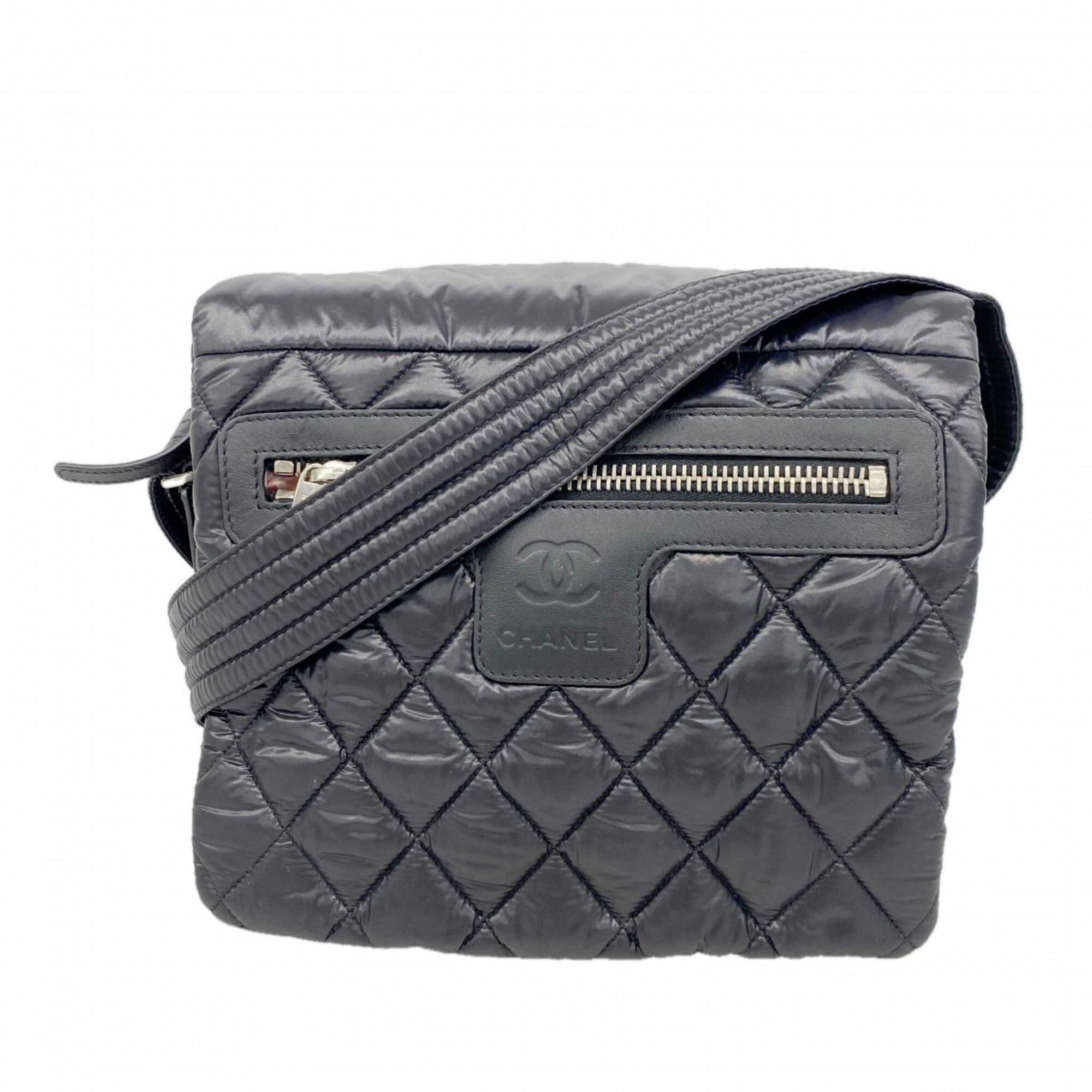 Chanel Black Nylon Shoulder Bag (Pre-Owned)