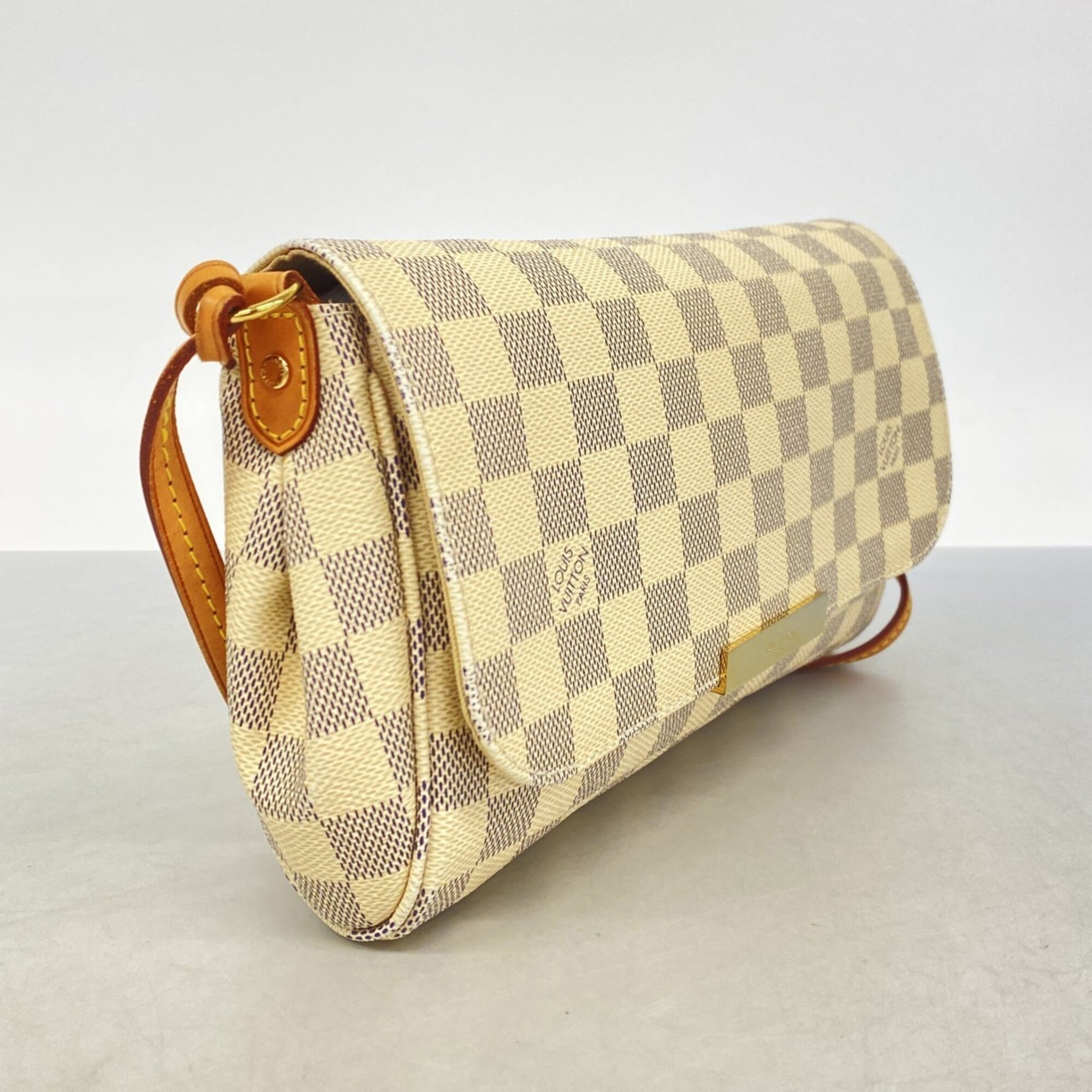 Louis Vuitton White Shoulder Bag (Pre-Owned)