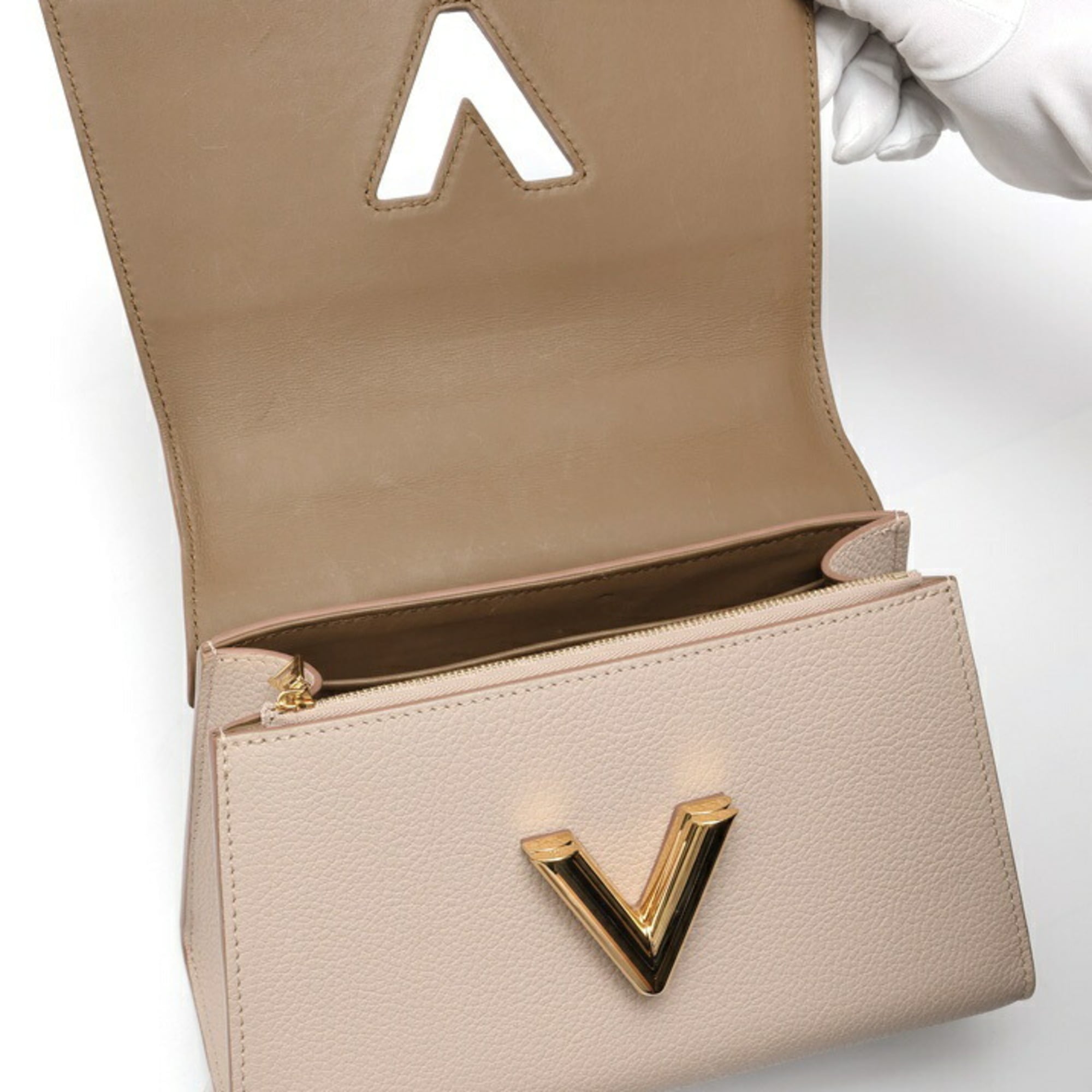 Louis Vuitton Grayish Leather Handbag (Pre-Owned)