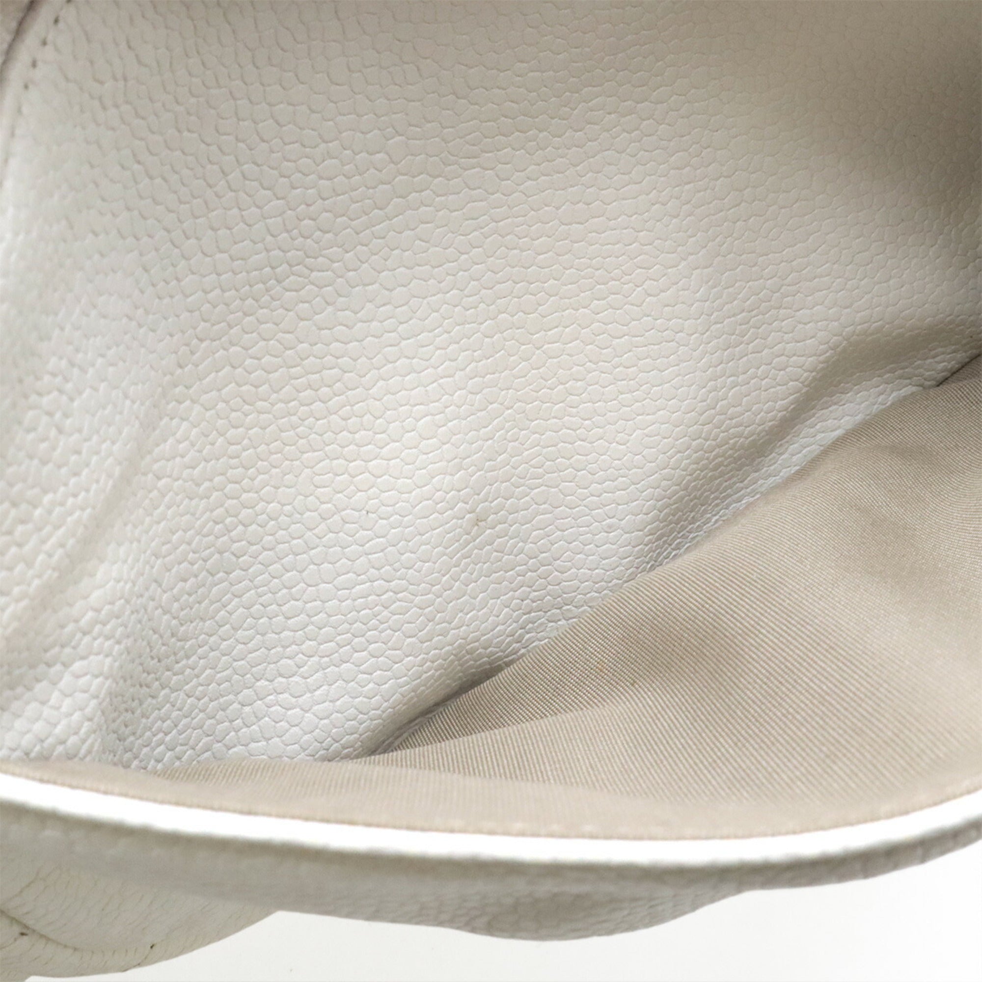 Chanel White Grained Calfskin Pochette Shoulder Bag (Pre-Owned)