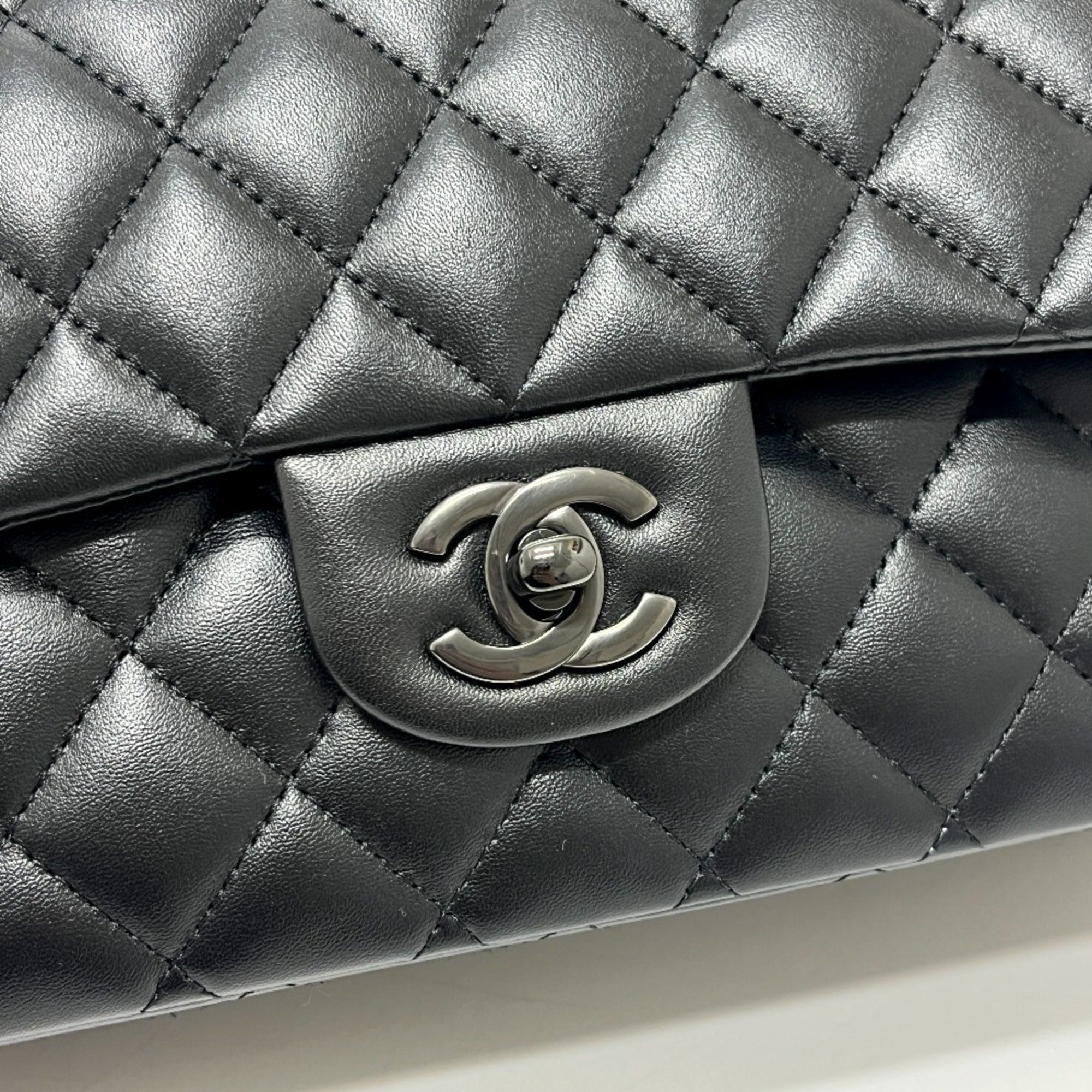 Chanel Black Leather Shoulder Bag (Pre-Owned)