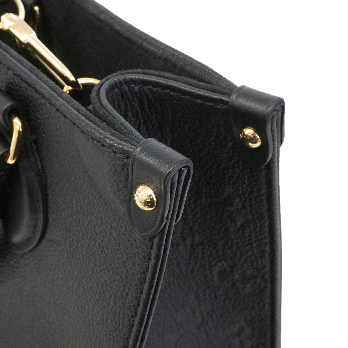 Louis Vuitton Noir Handbag (Pre-Owned)