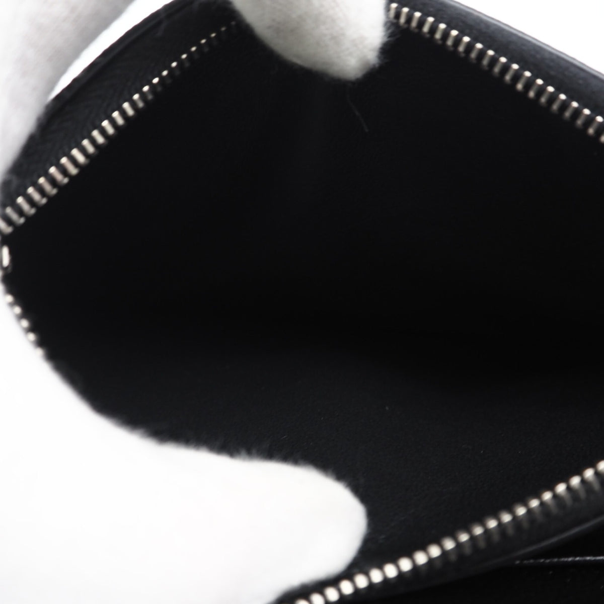 Yves Saint Laurent Black Leather Shoulder Bag (Pre-Owned)