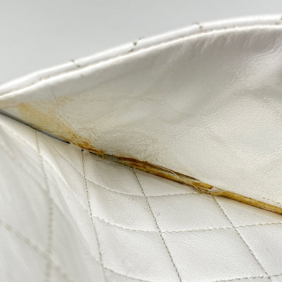 Chanel Matelasse White Leather Shoulder Bag (Pre-Owned)