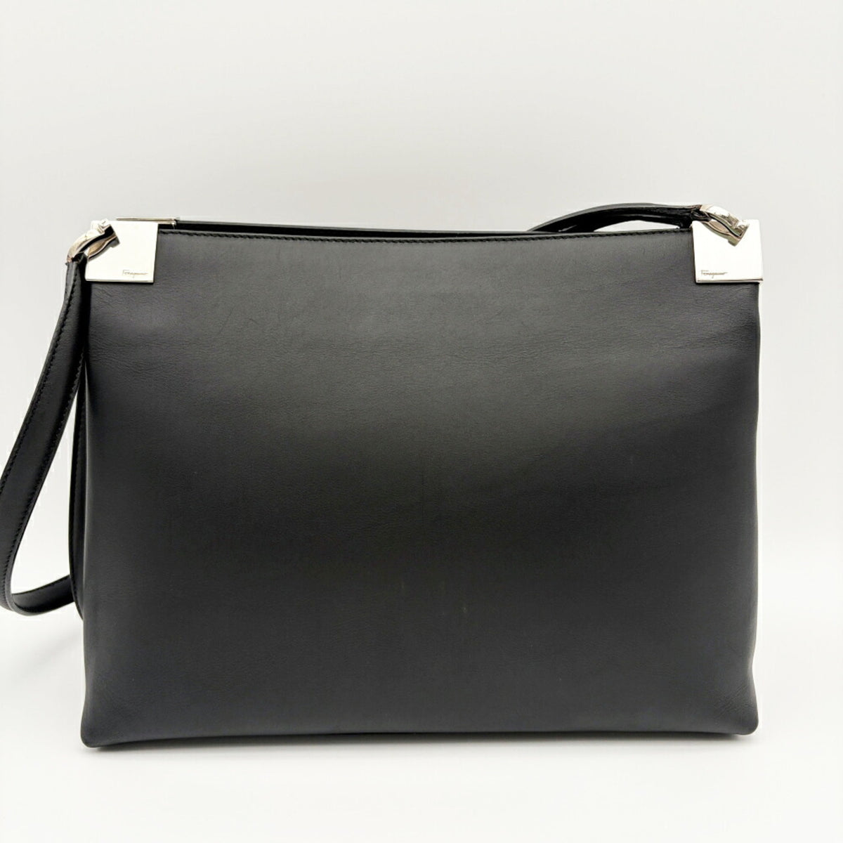 Salvatore Ferragamo Black Leather Shoulder Bag (Pre-Owned)