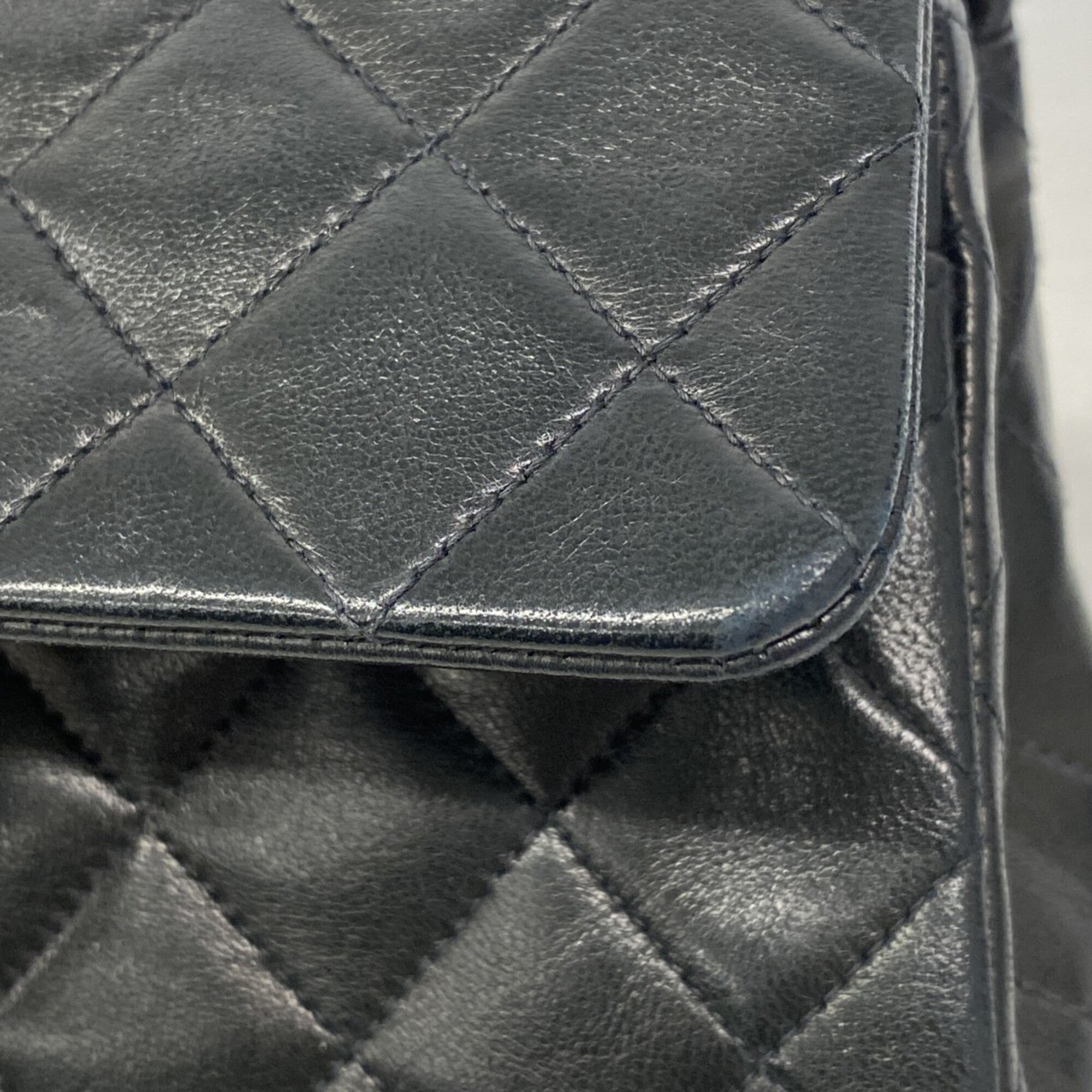 Chanel Black Leather Shoulder Bag (Pre-Owned)