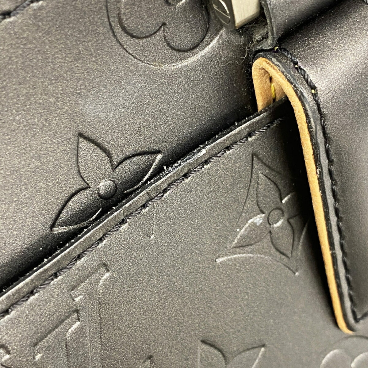 Louis Vuitton Noir Handbag (Pre-Owned)
