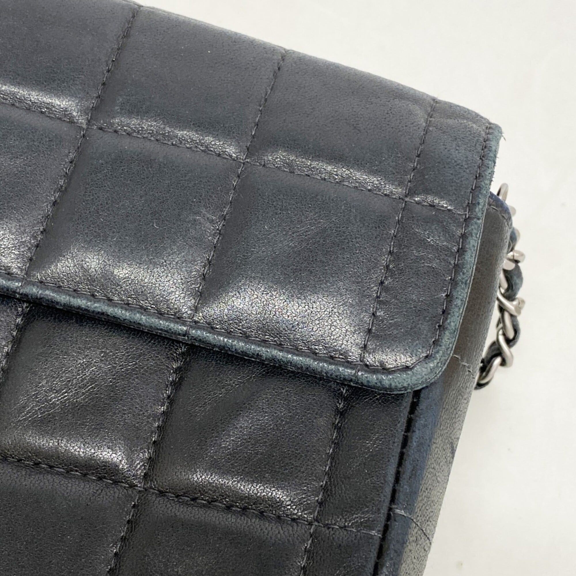 Chanel Black Leather Shoulder Bag (Pre-Owned)