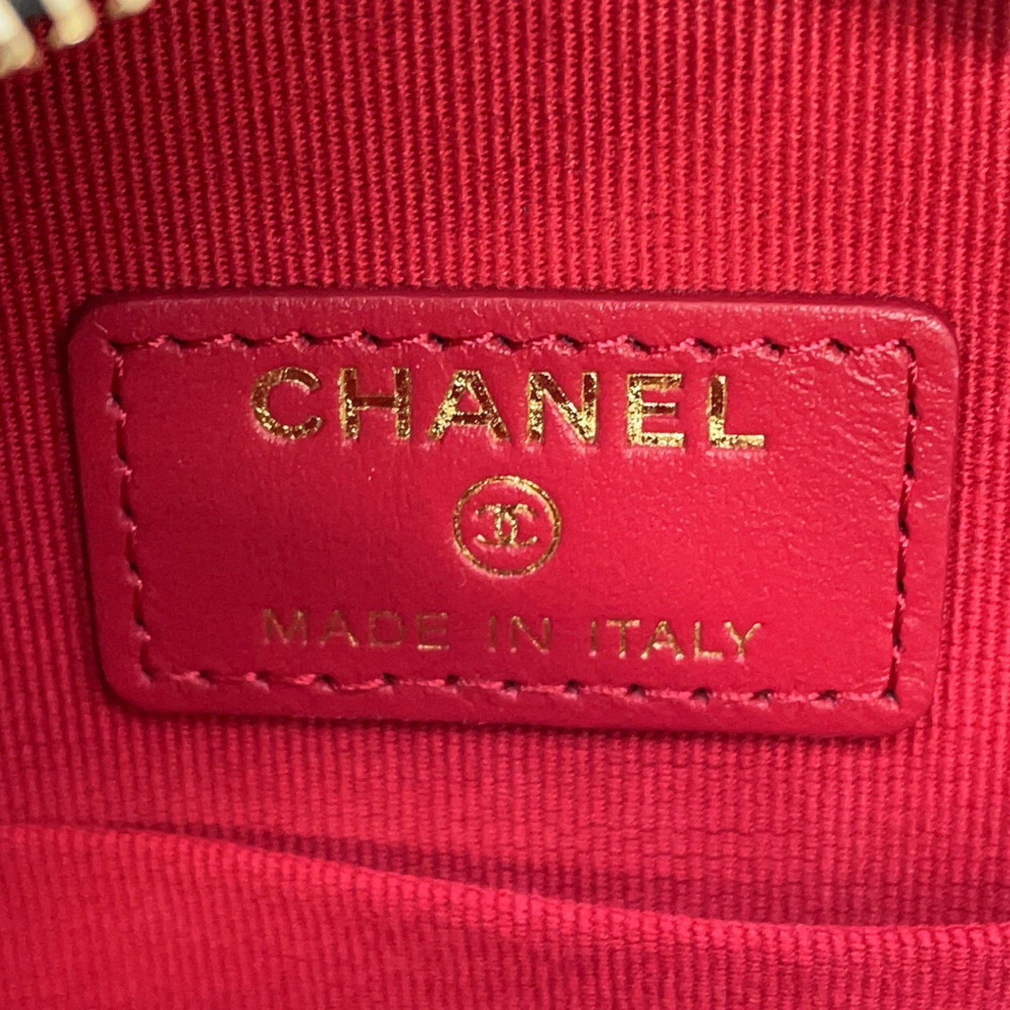 Chanel Matelasse Black Leather Shoulder Bag (Pre-Owned)