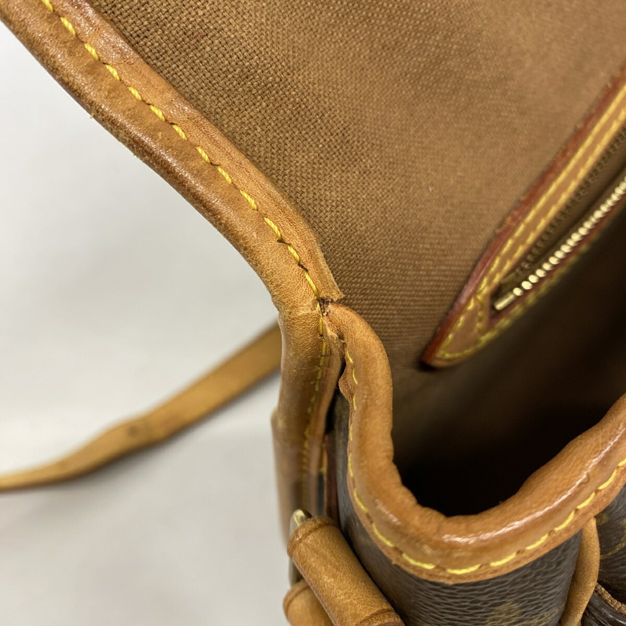 Louis Vuitton Brown Shoulder Bag (Pre-Owned)