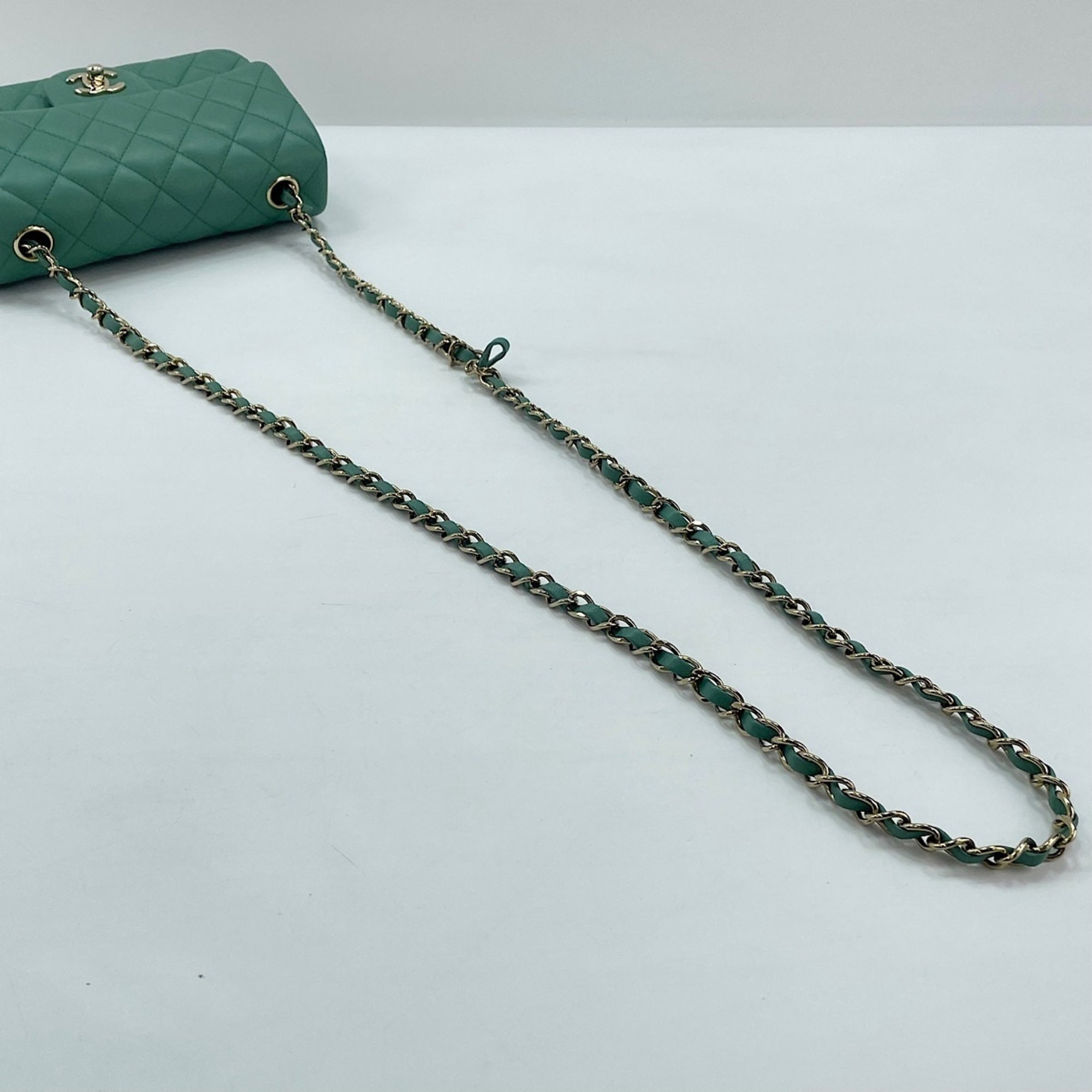 Chanel Green Shoulder Bag (Pre-Owned)