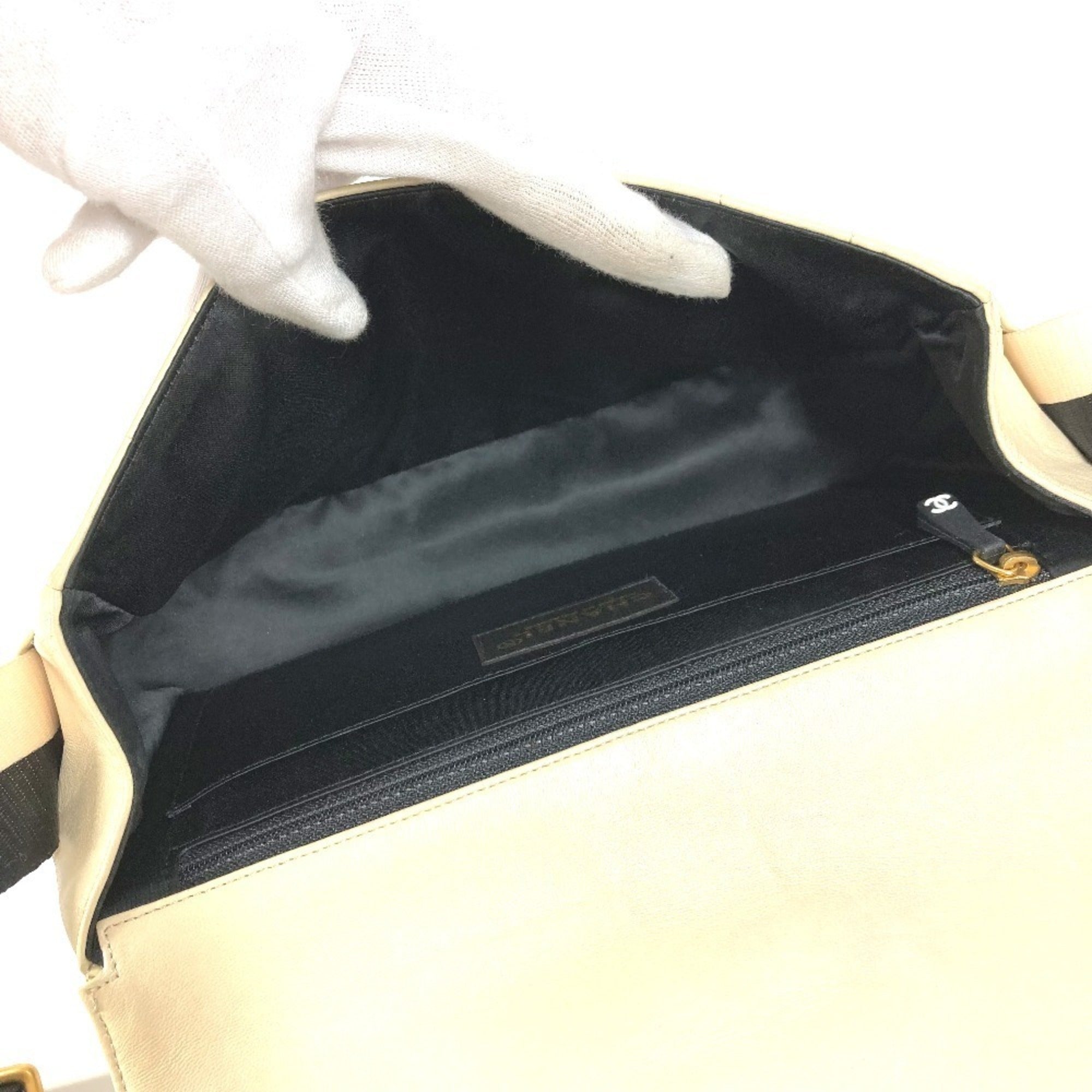 Chanel Chocolate Bar Black White Leather Pochette Shoulder Bag (Pre-Owned)
