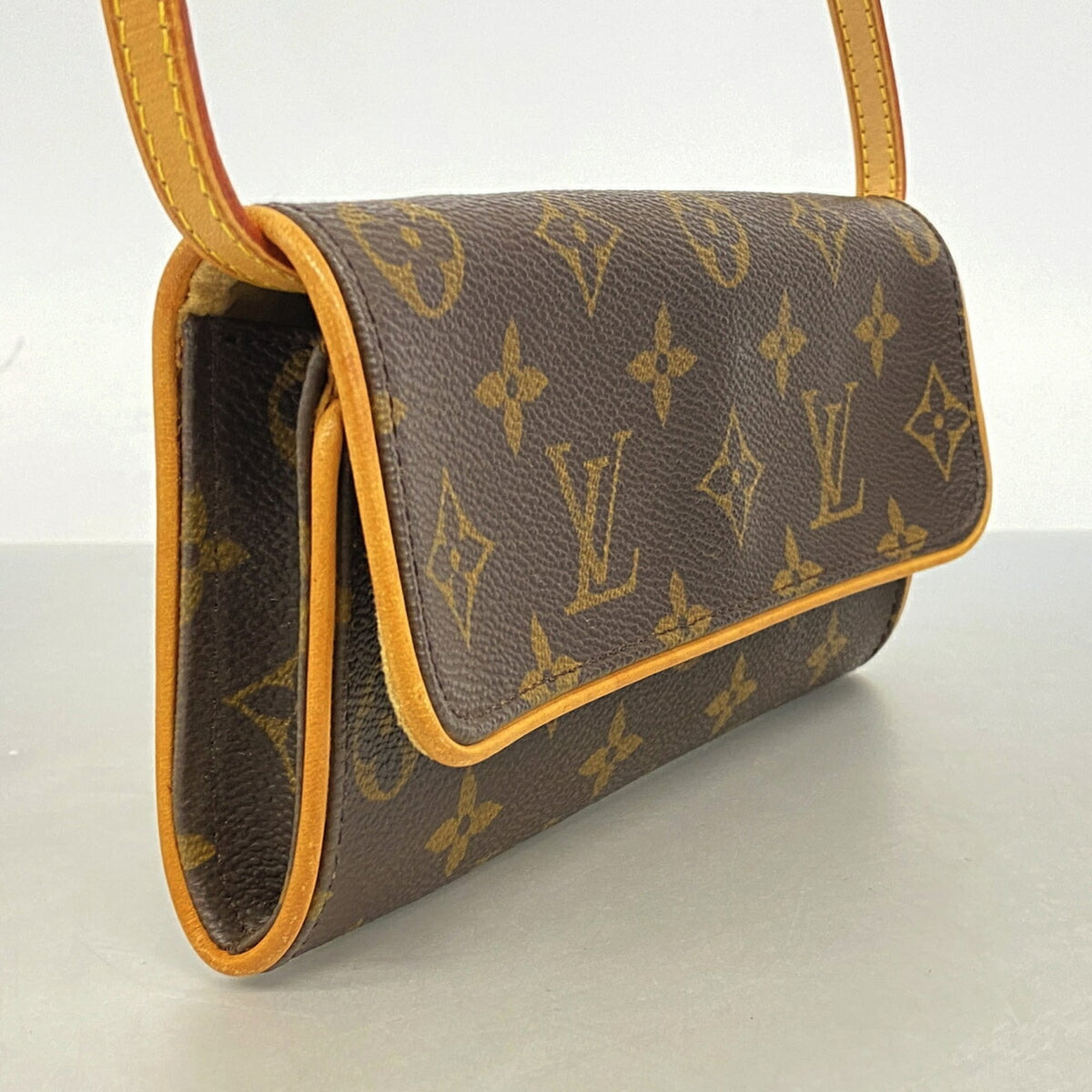 Louis Vuitton Brown Shoulder Bag (Pre-Owned)