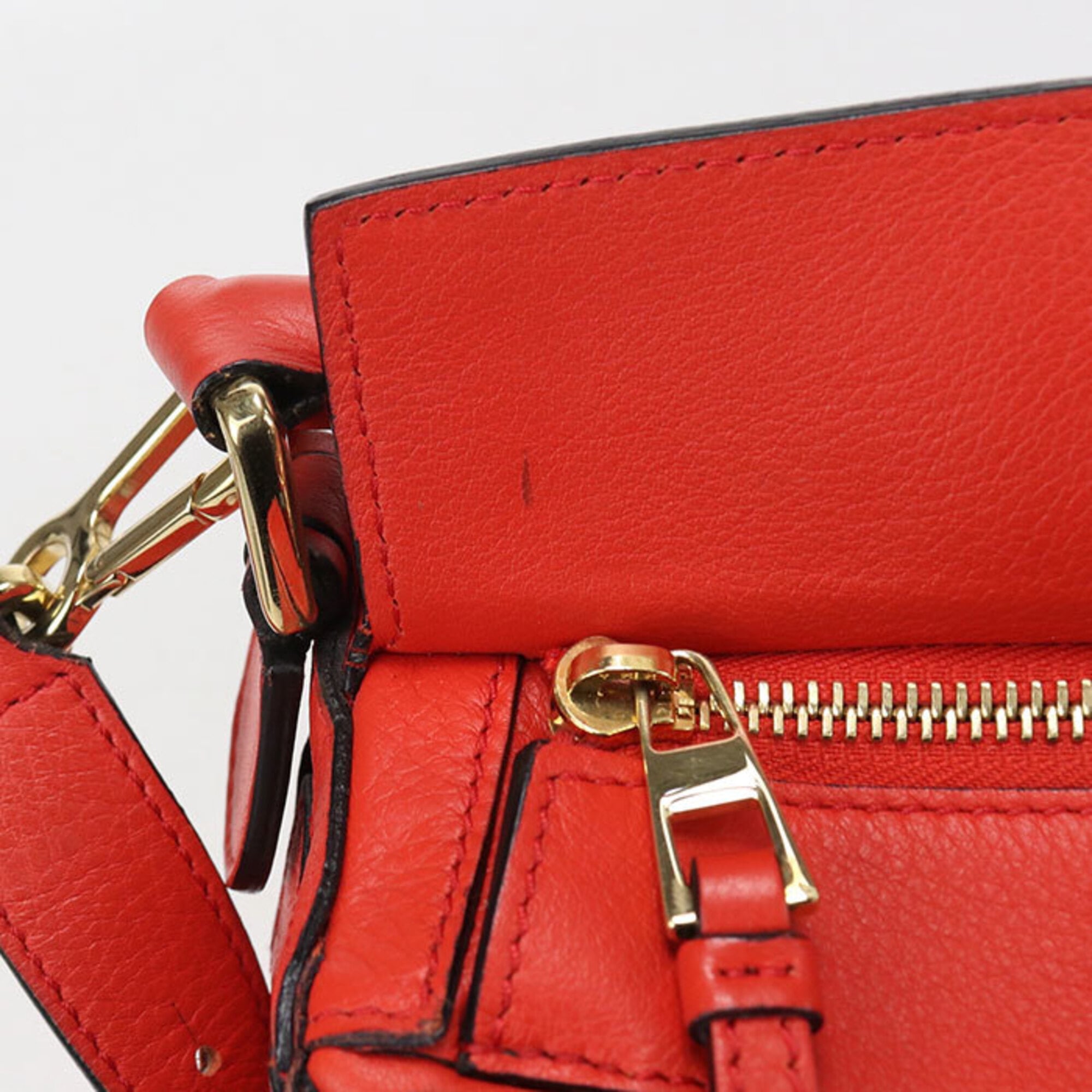Loewe Red Color Leather Handbag (Pre-Owned)