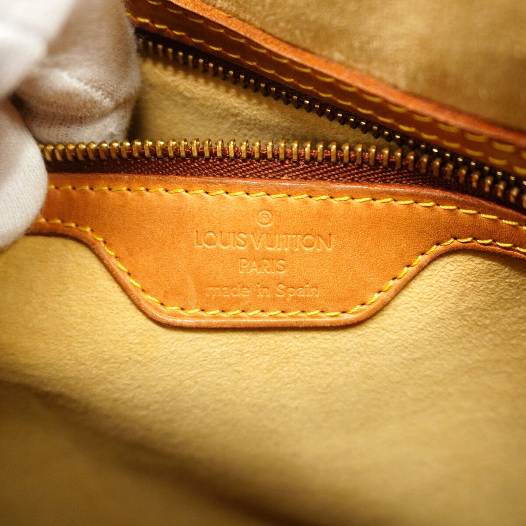 Louis Vuitton Brown Shoulder Bag (Pre-Owned)