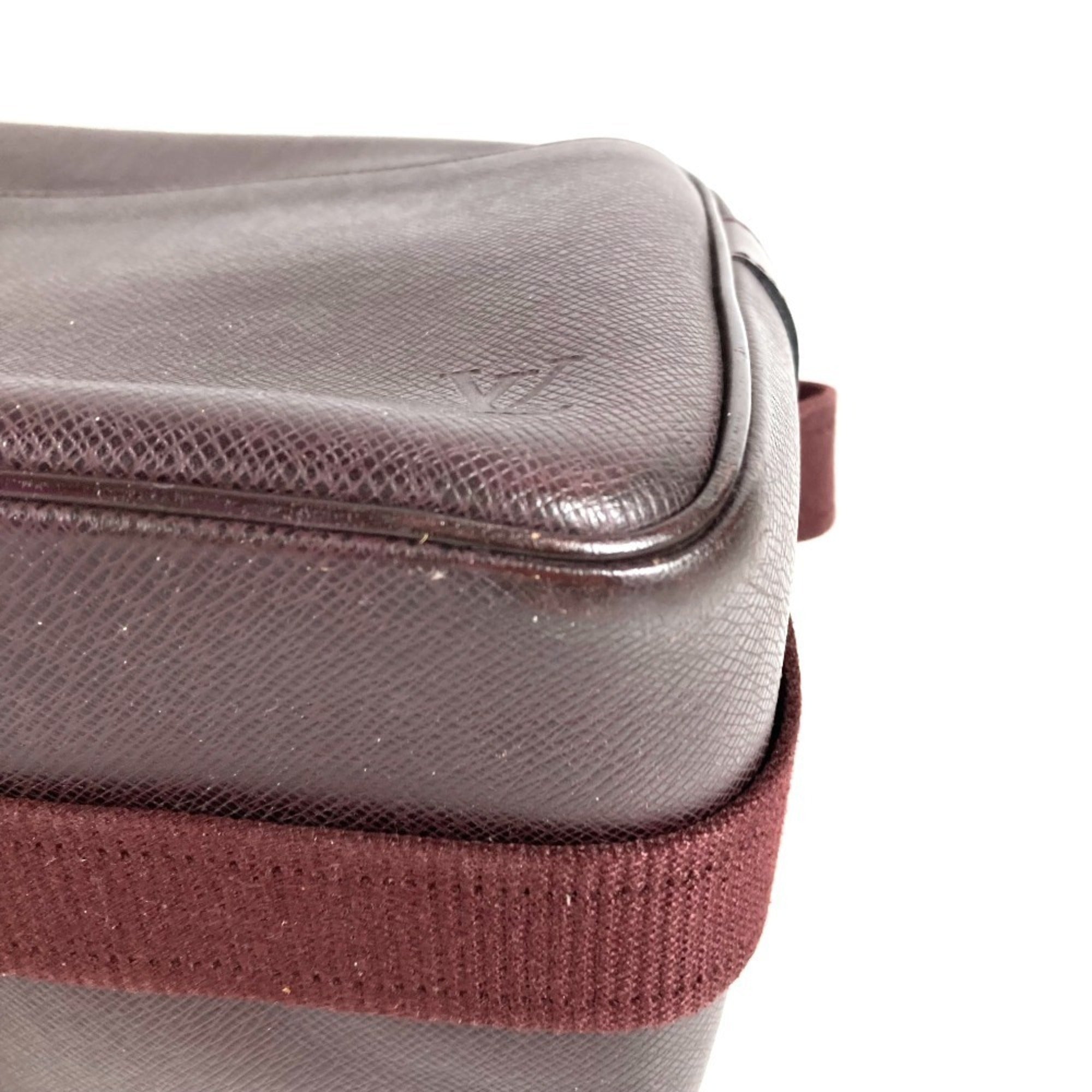 Louis Vuitton Purple Taiga Leather Shoulder Bag (Pre-Owned)