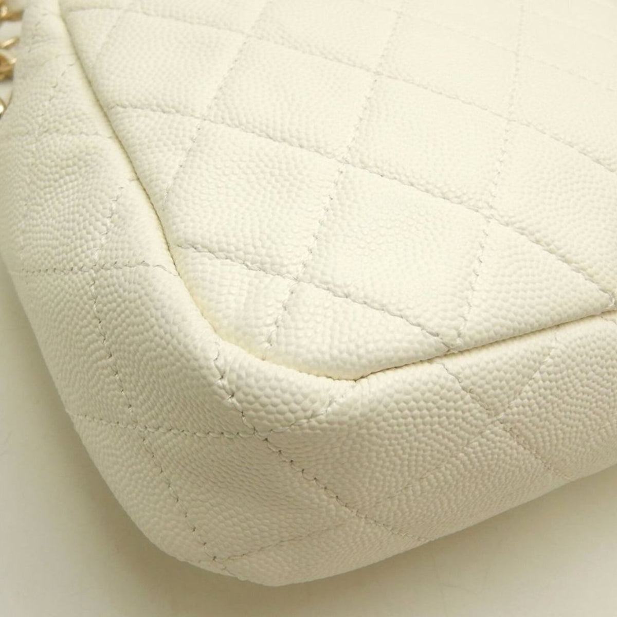 Chanel White Grained Calfskin Shoulder Bag (Pre-Owned)
