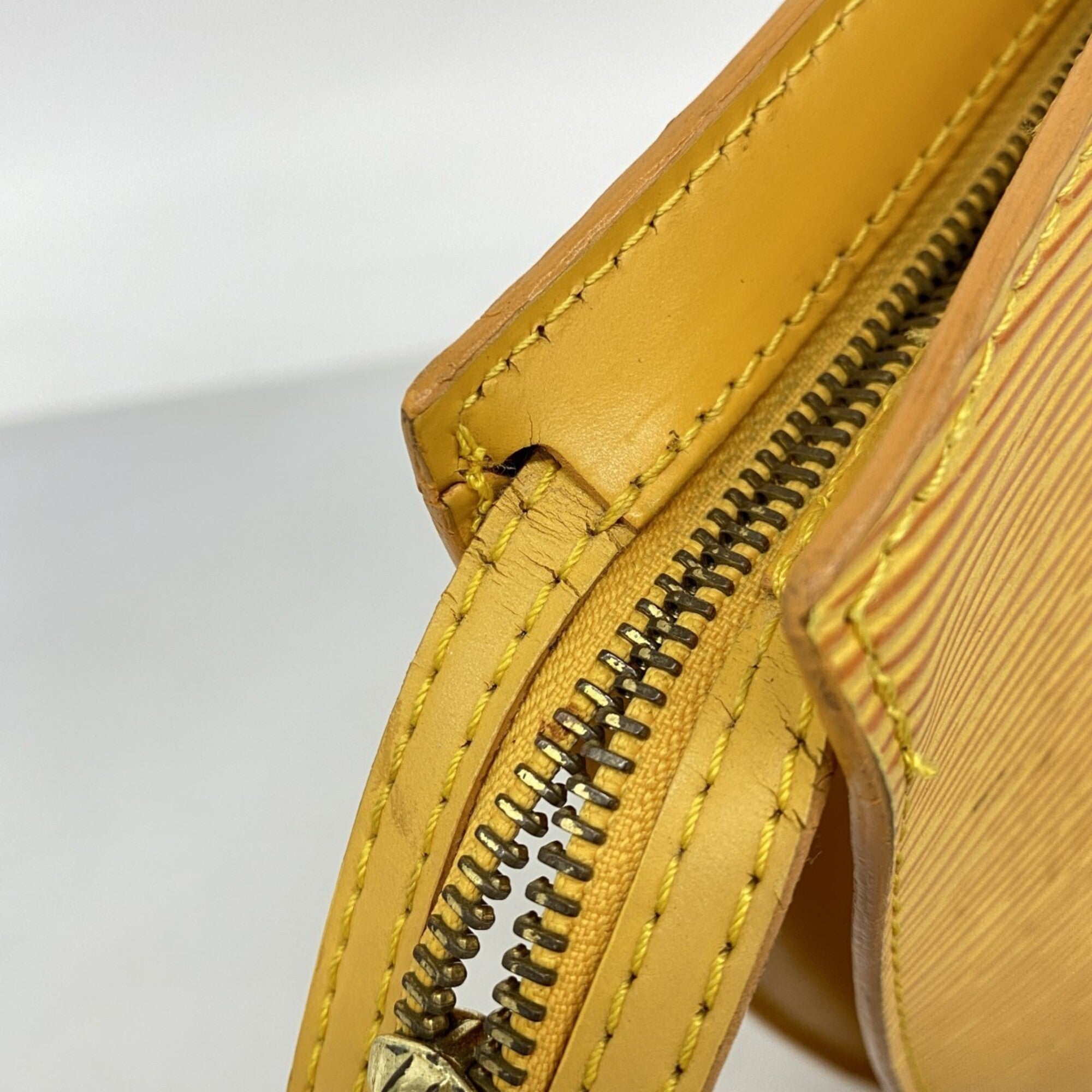 Louis Vuitton Jaune Handbag (Pre-Owned)