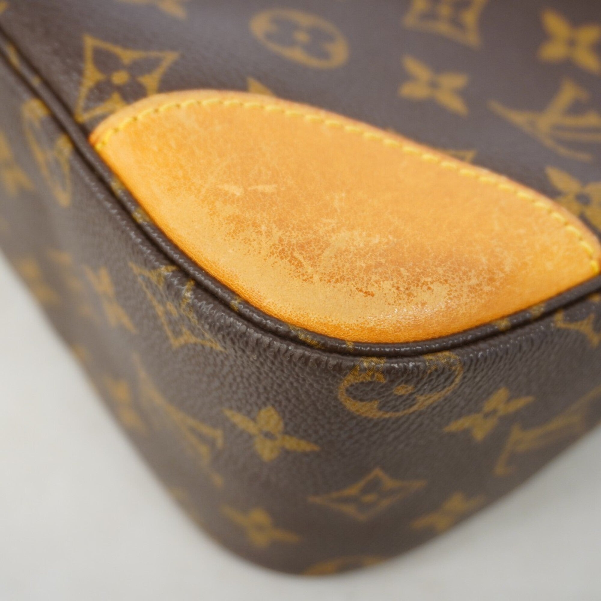 Louis Vuitton Brown Shoulder Bag (Pre-Owned)