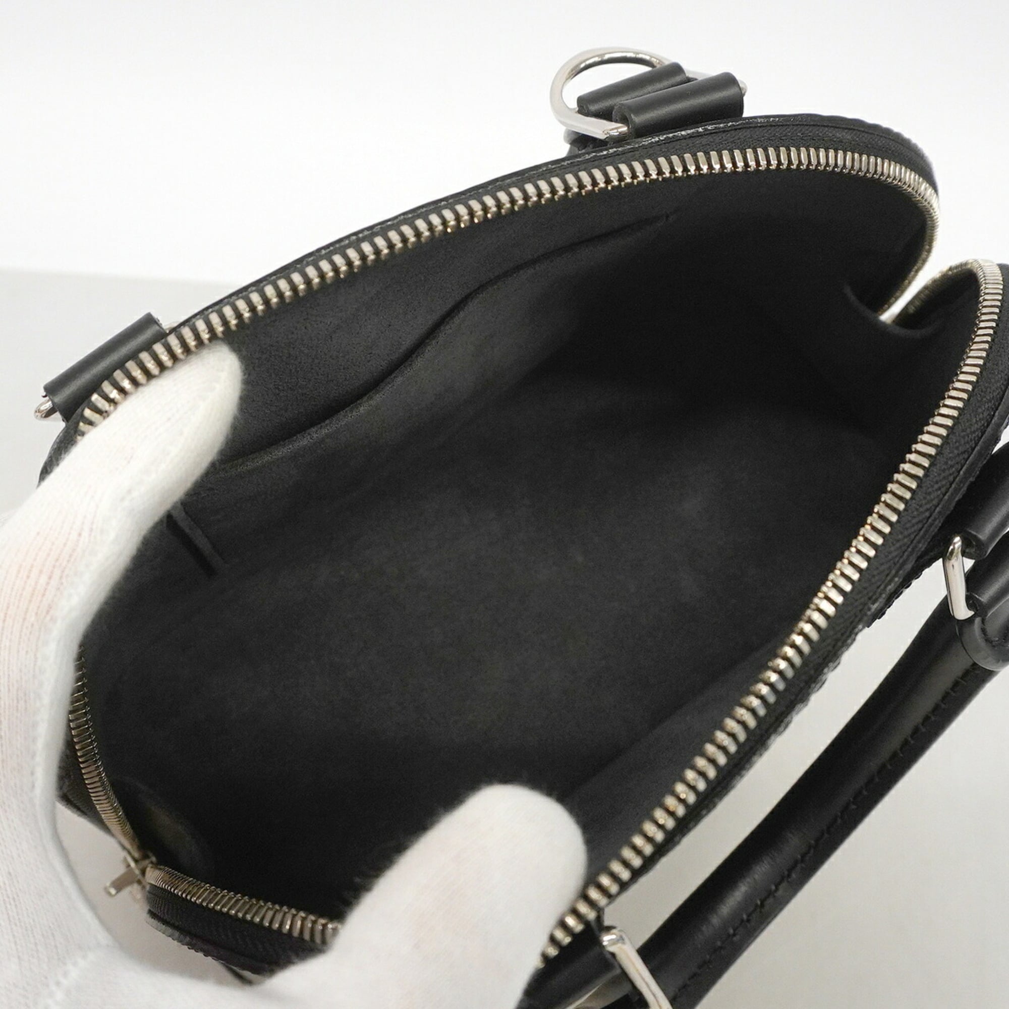 Louis Vuitton Noir Handbag (Pre-Owned)