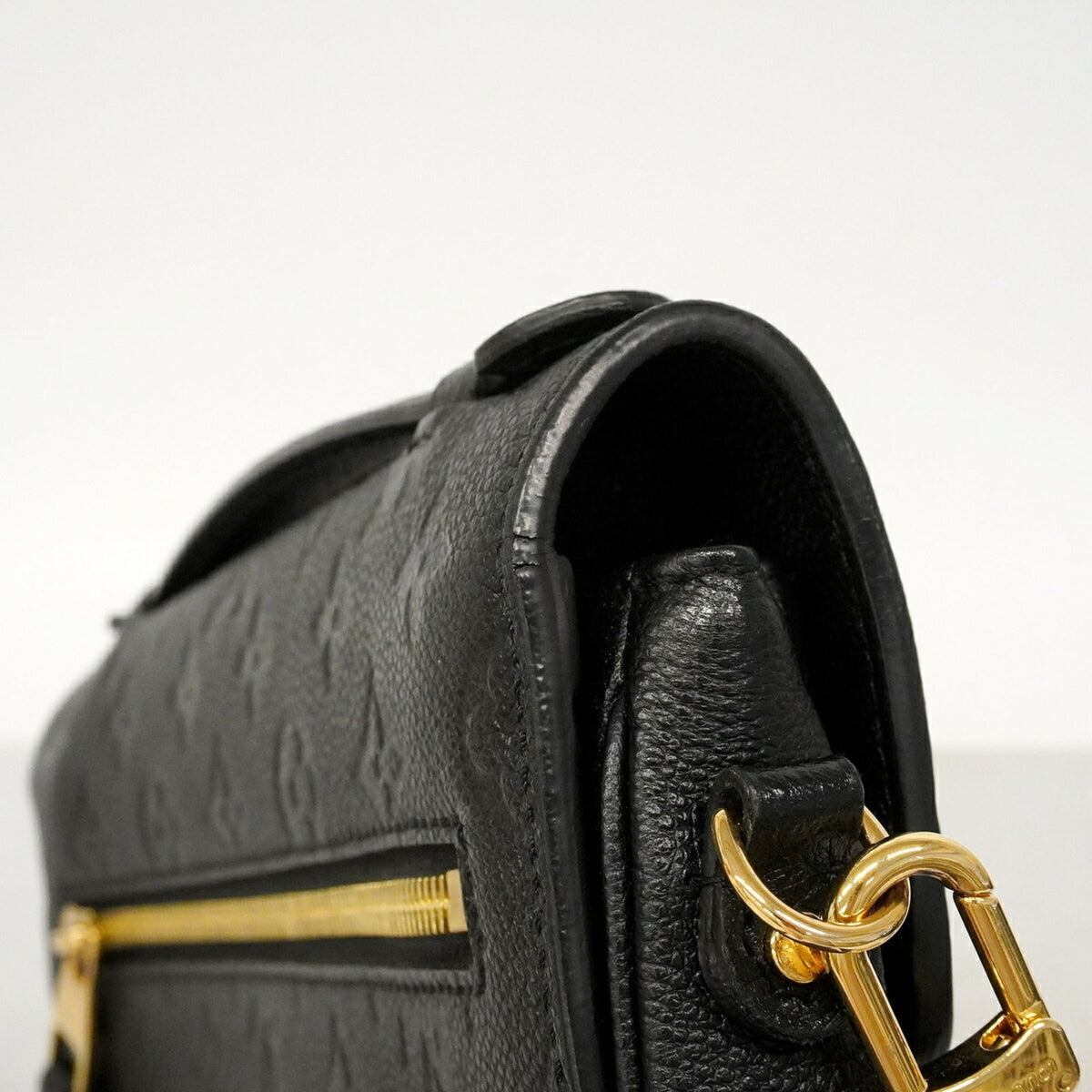 Louis Vuitton Noir Handbag (Pre-Owned)