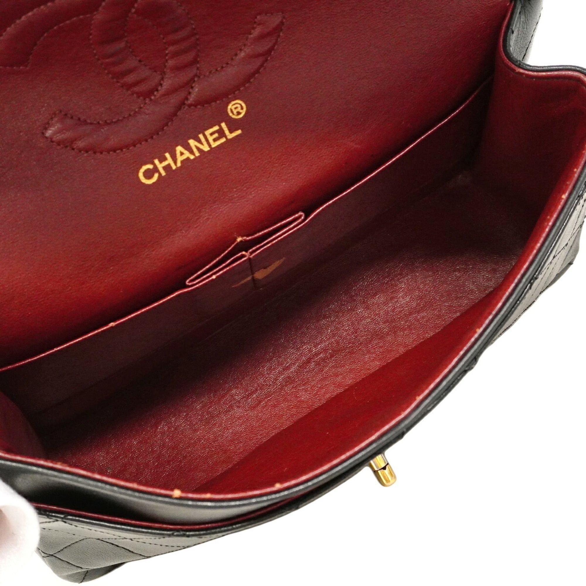 Chanel Black Leather Shoulder Bag (Pre-Owned)