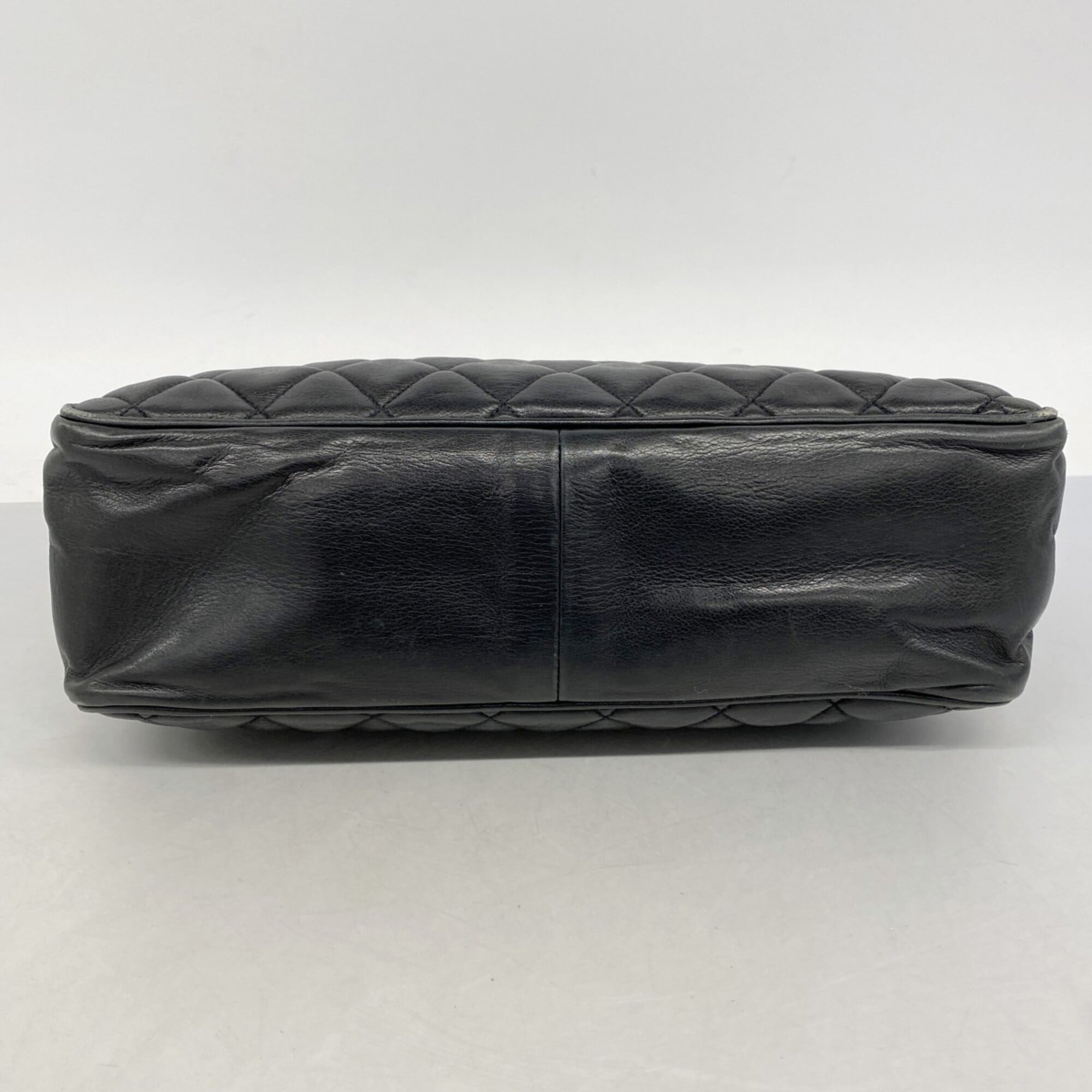Chanel Black Leather Shoulder Bag (Pre-Owned)
