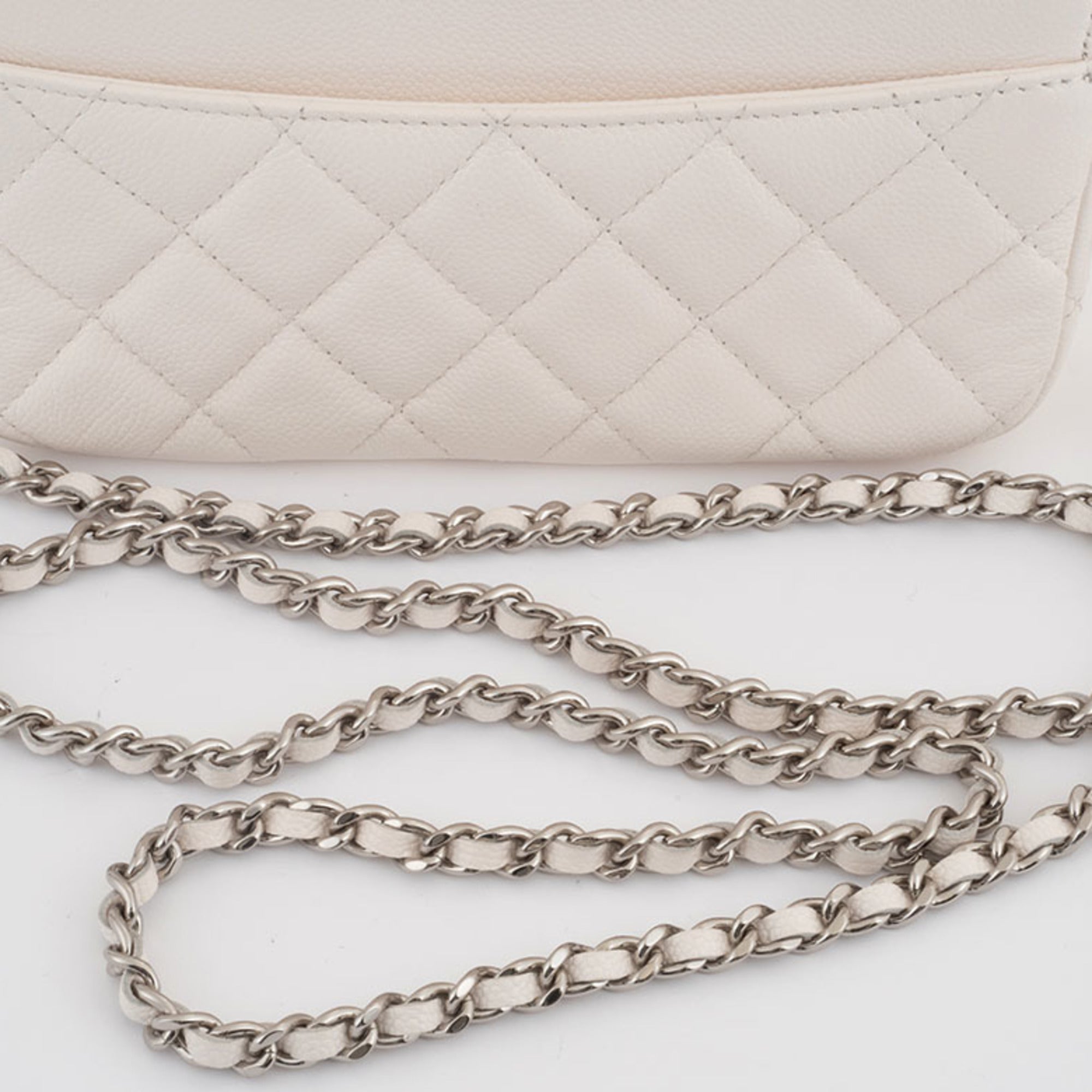 Chanel Matelasse White Caviar Leather Shoulder Bag (Pre-Owned)
