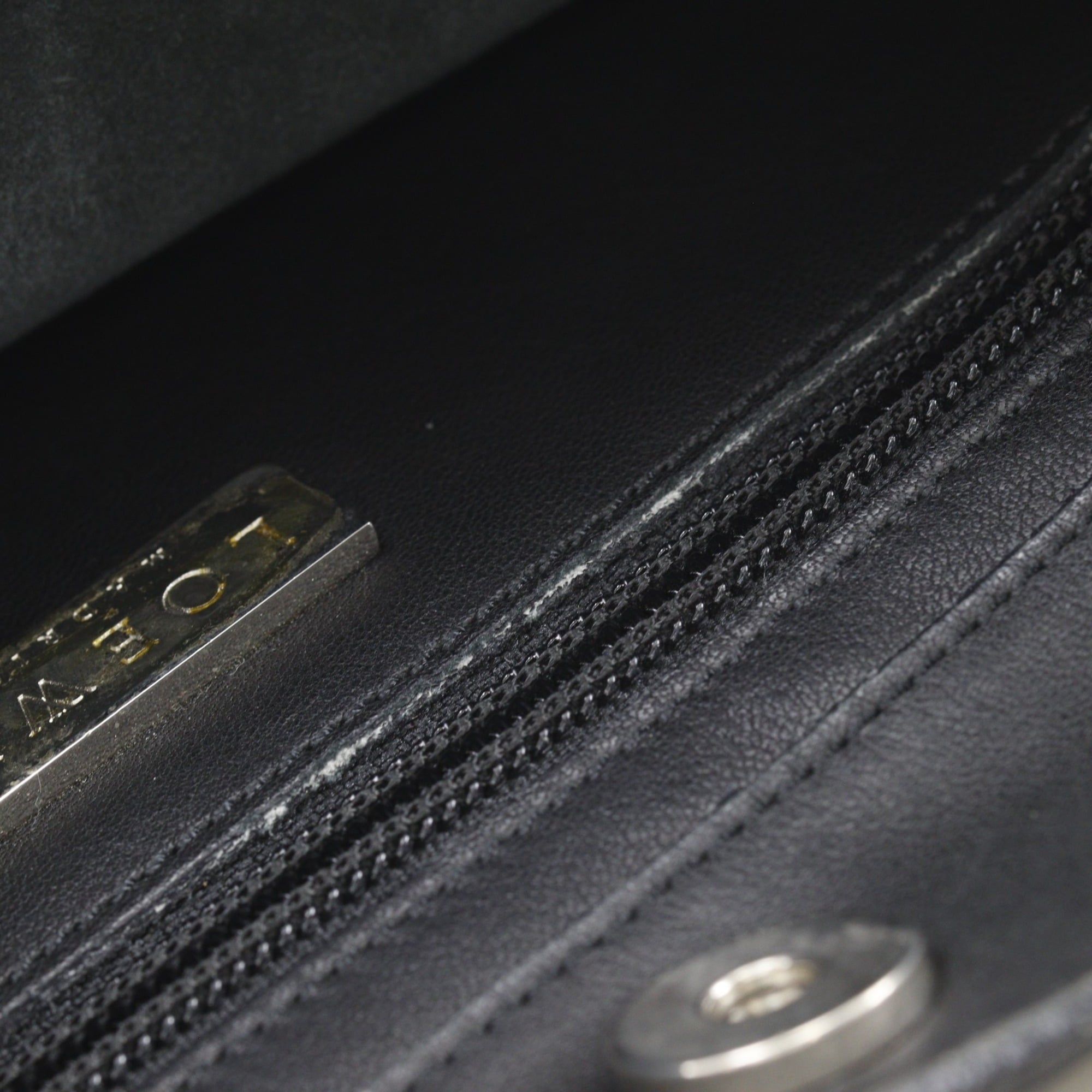 Loewe Black Leather Shoulder Bag (Pre-Owned)