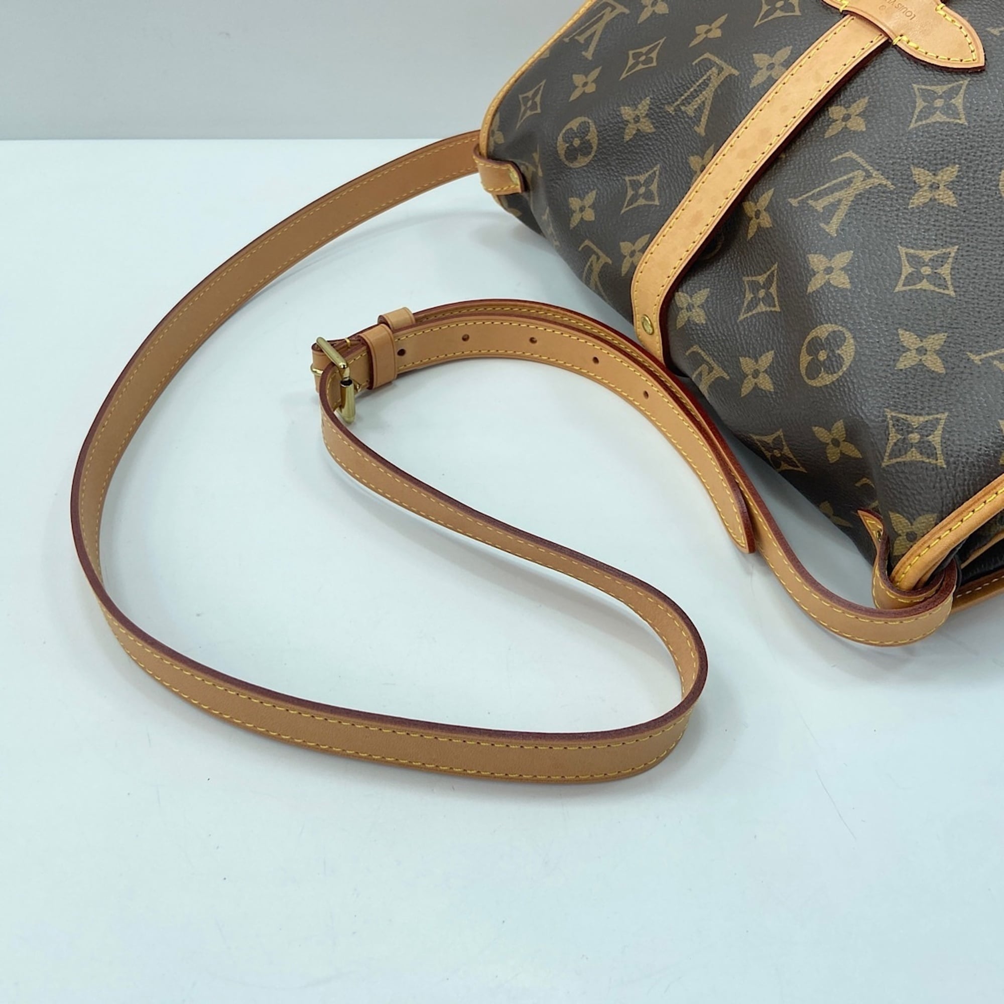Louis Vuitton Brown Monogram Monogram Shoulder Bag (Pre-Owned)