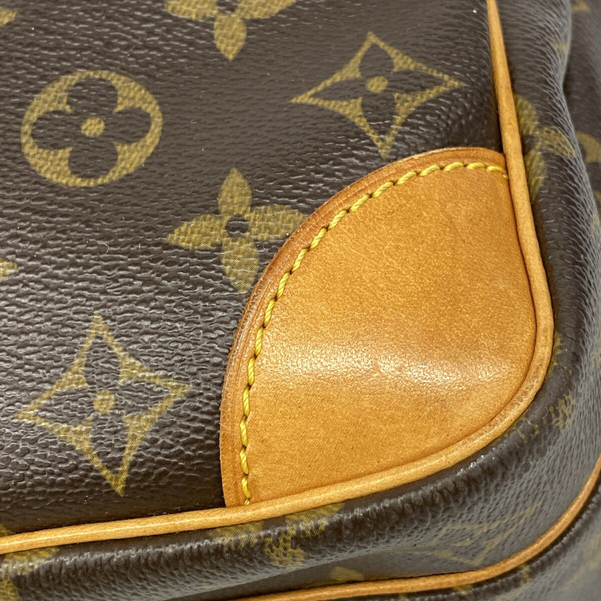 Louis Vuitton Brown Shoulder Bag (Pre-Owned)
