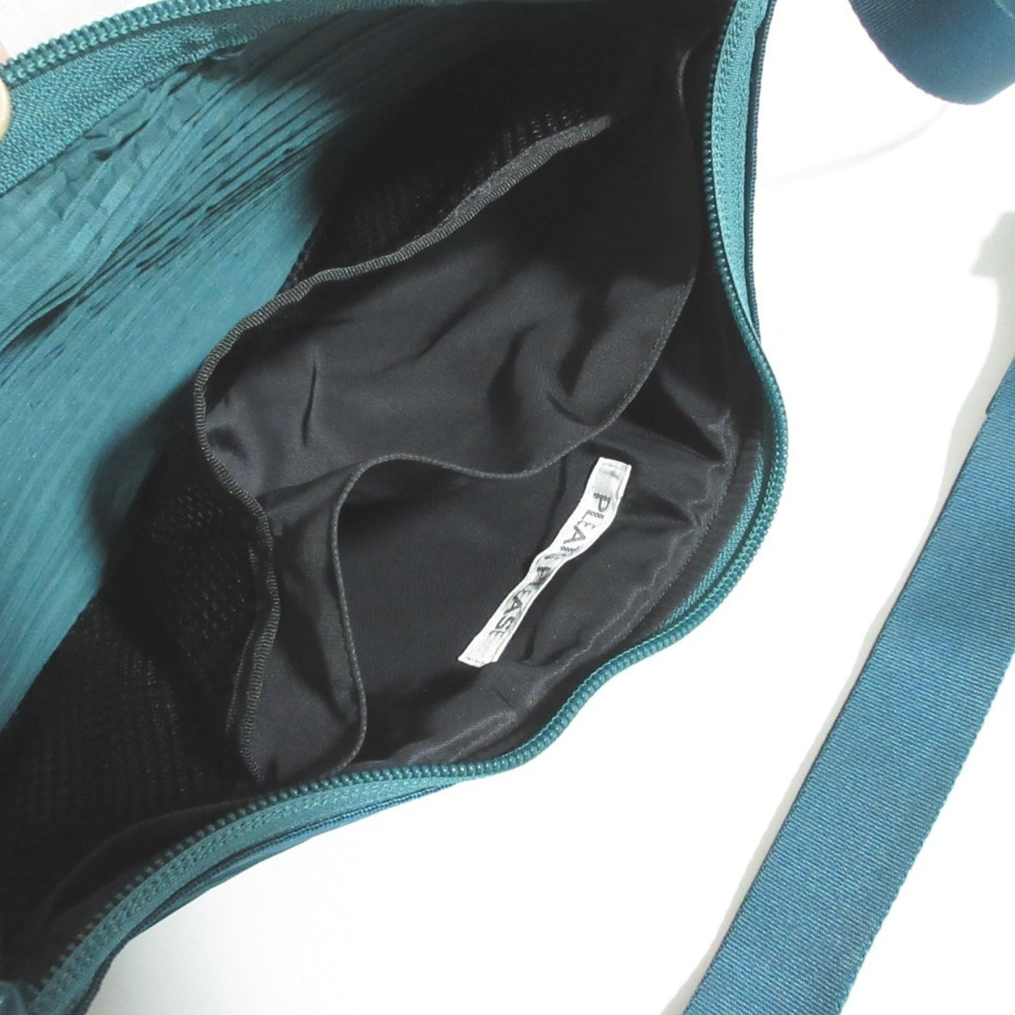 Issey Miyake Green Shoulder Bag (Pre-Owned)
