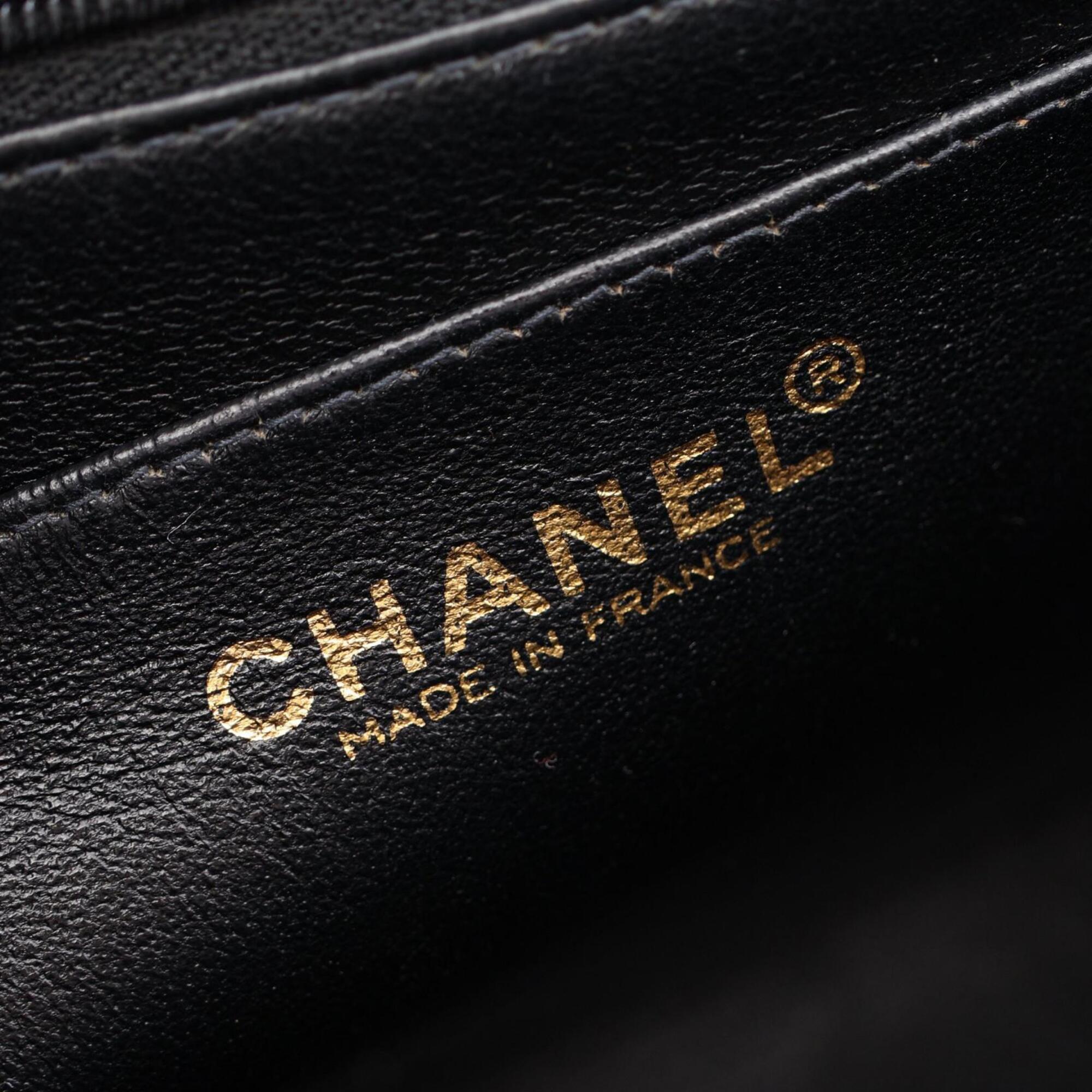 Chanel Black Grained Calfskin Handbag (Pre-Owned)