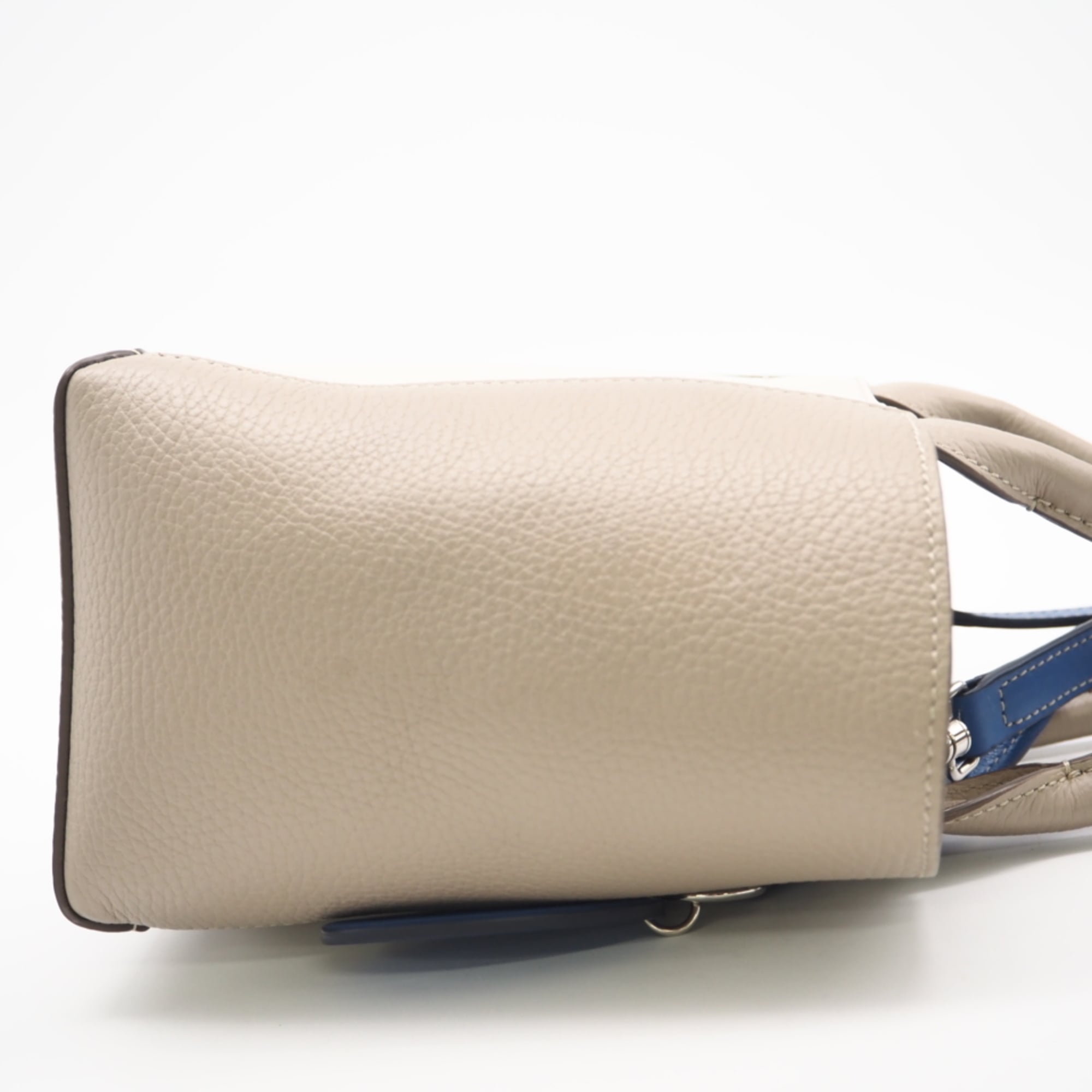 Tod's Beige Blue Leather Handbag (Pre-Owned)