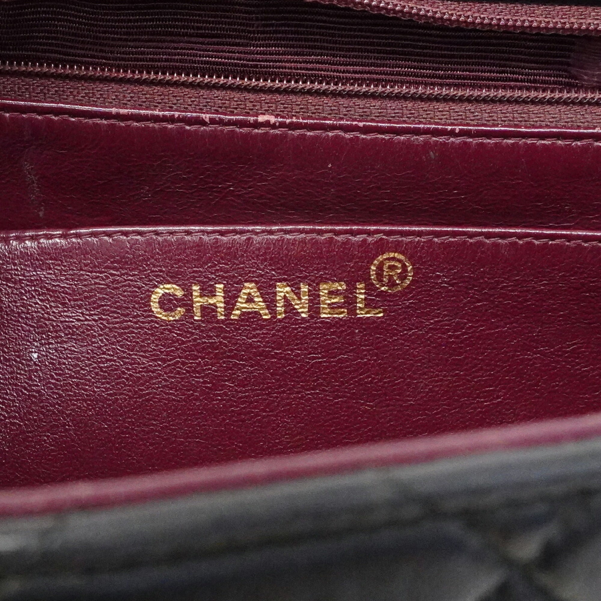 Chanel Black Leather Shoulder Bag (Pre-Owned)