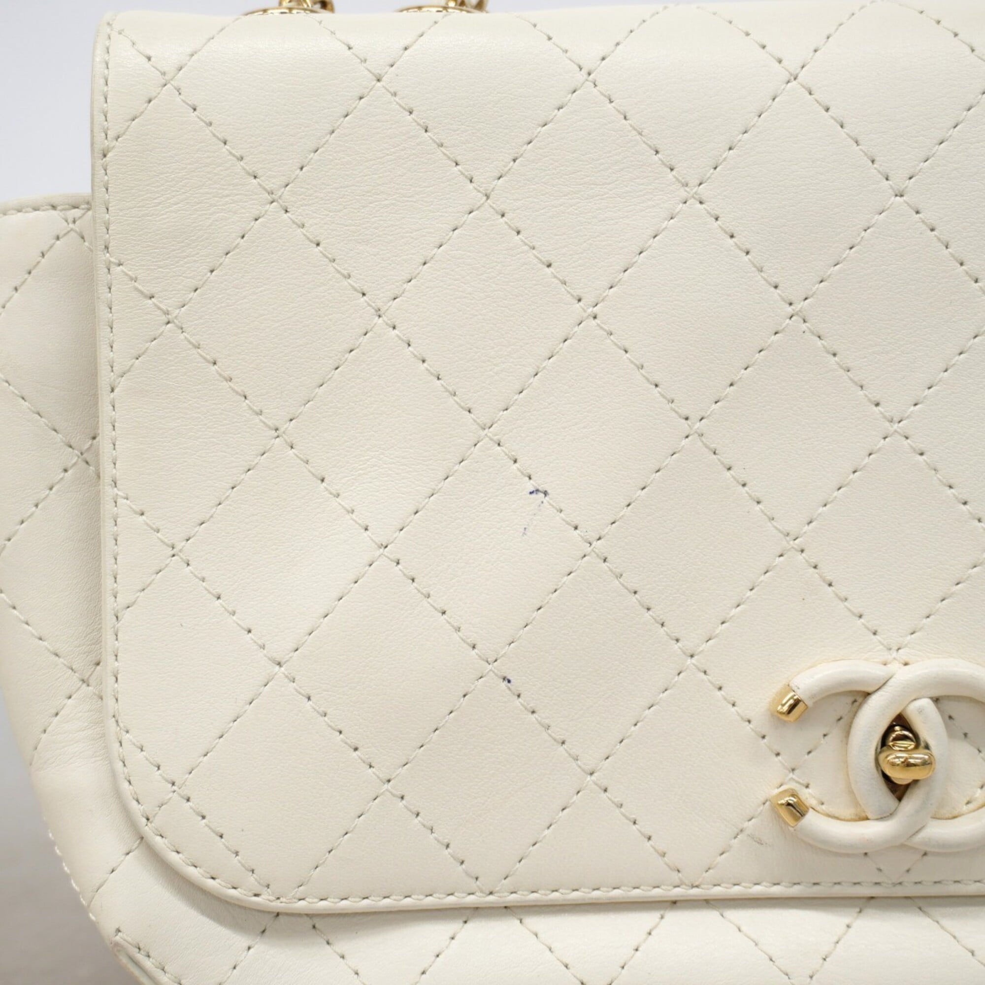 Chanel White Leather Shoulder Bag (Pre-Owned)