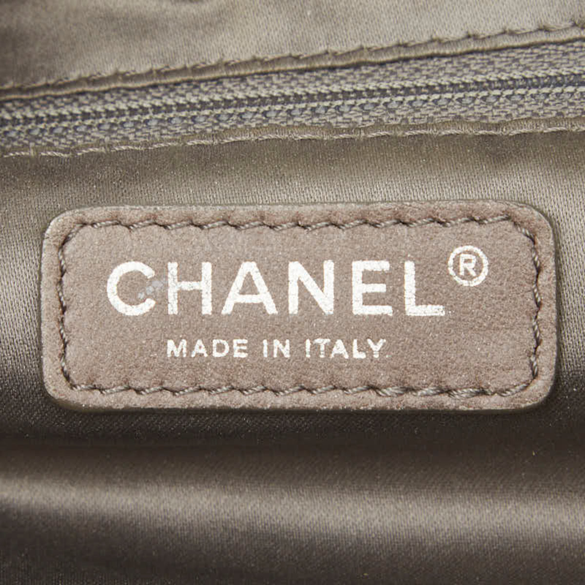 Chanel Off-White Leather Shoulder Bag (Pre-Owned)