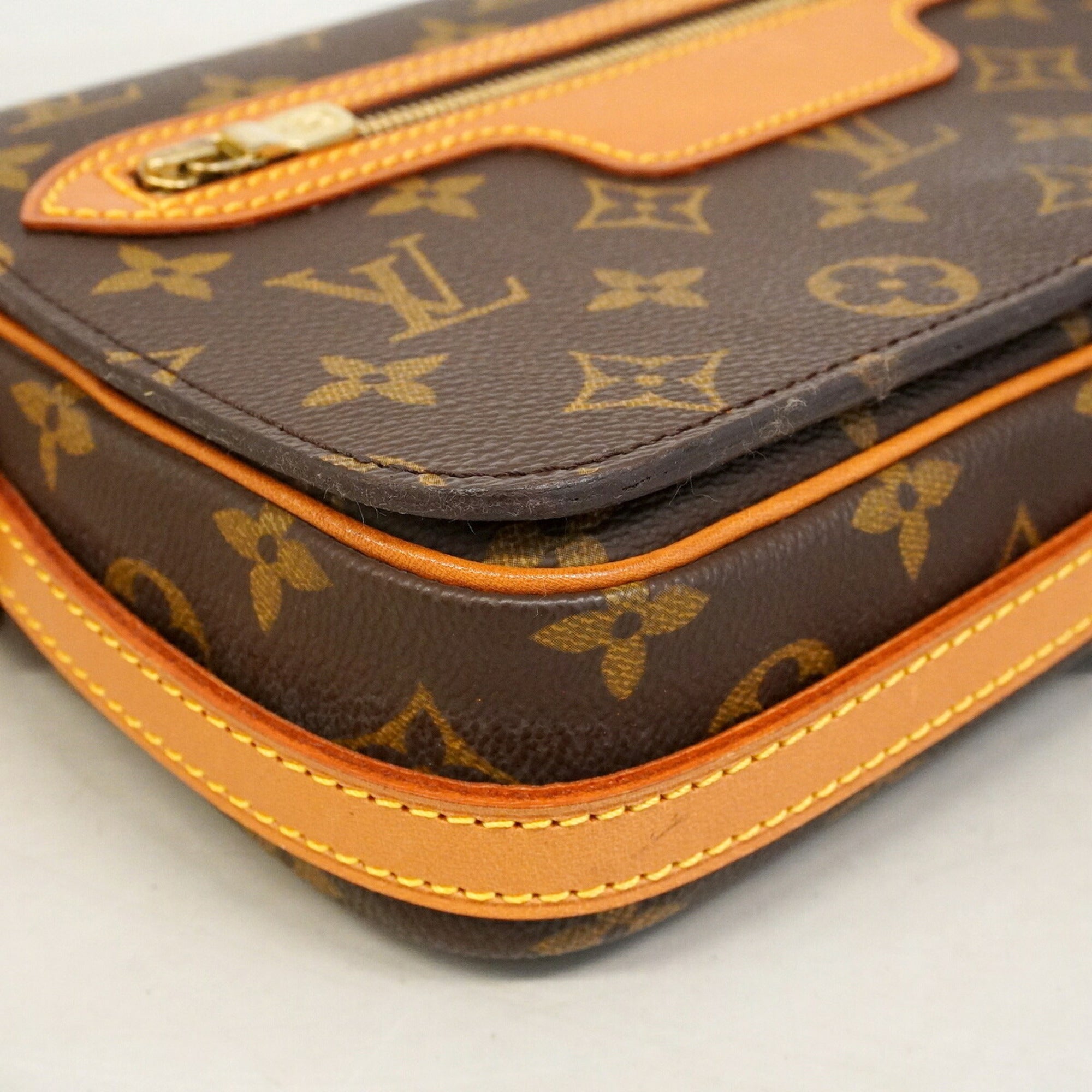 Louis Vuitton Brown Shoulder Bag (Pre-Owned)