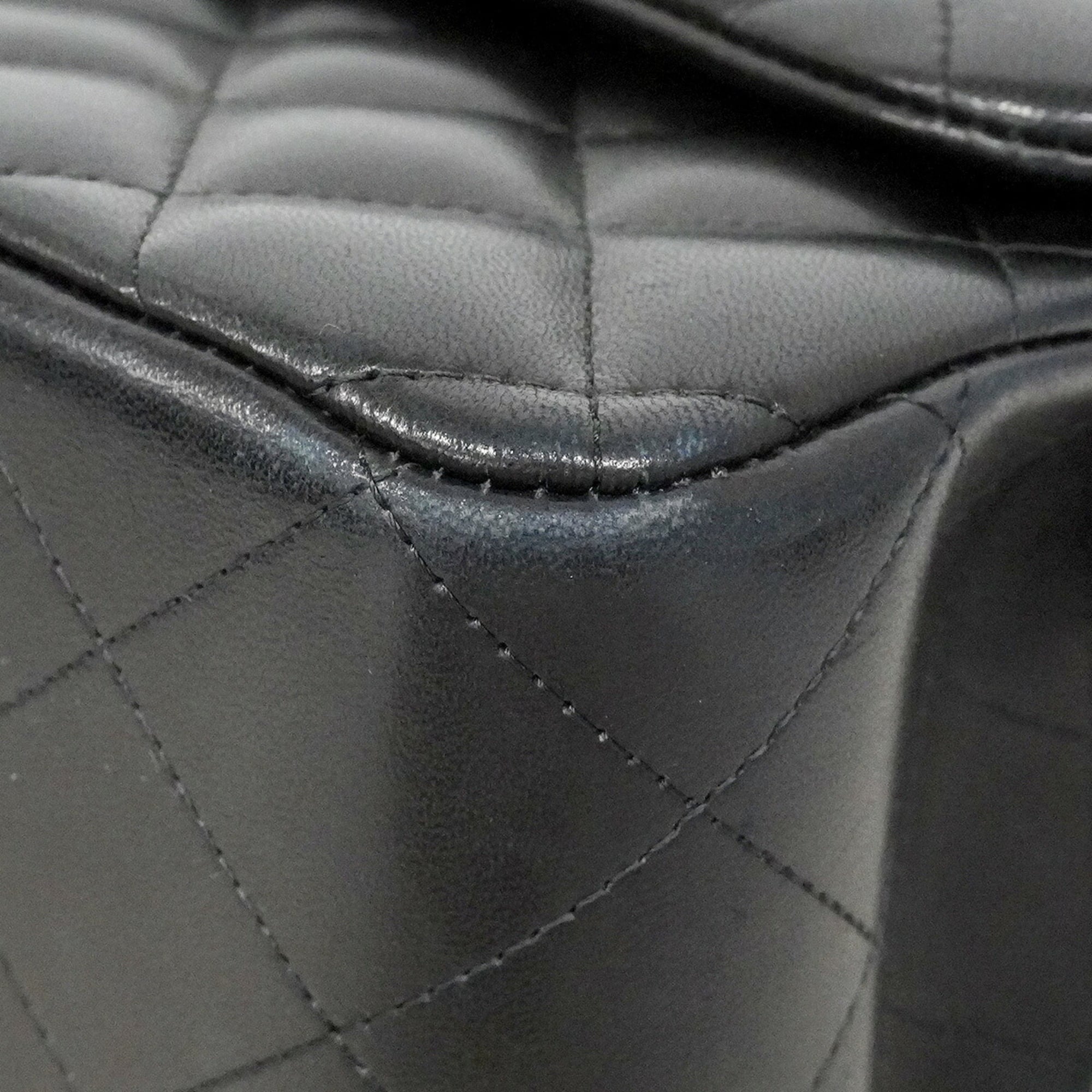 Chanel Black Leather Shoulder Bag (Pre-Owned)