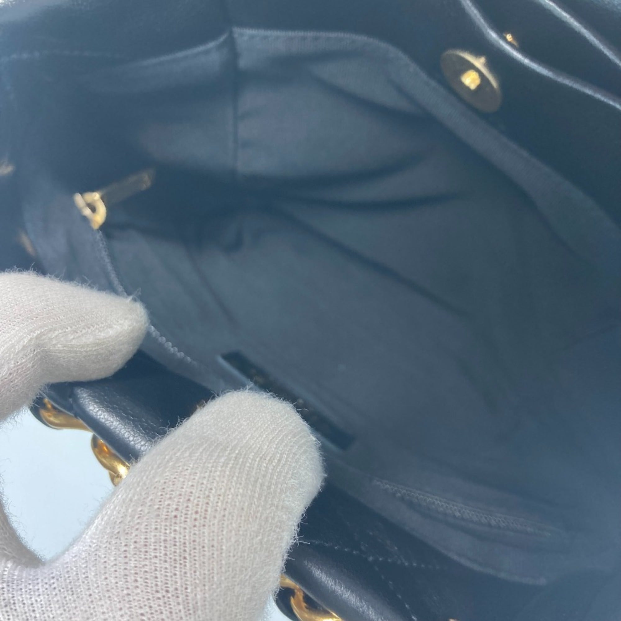 Chanel Black Leather Shoulder Bag (Pre-Owned)