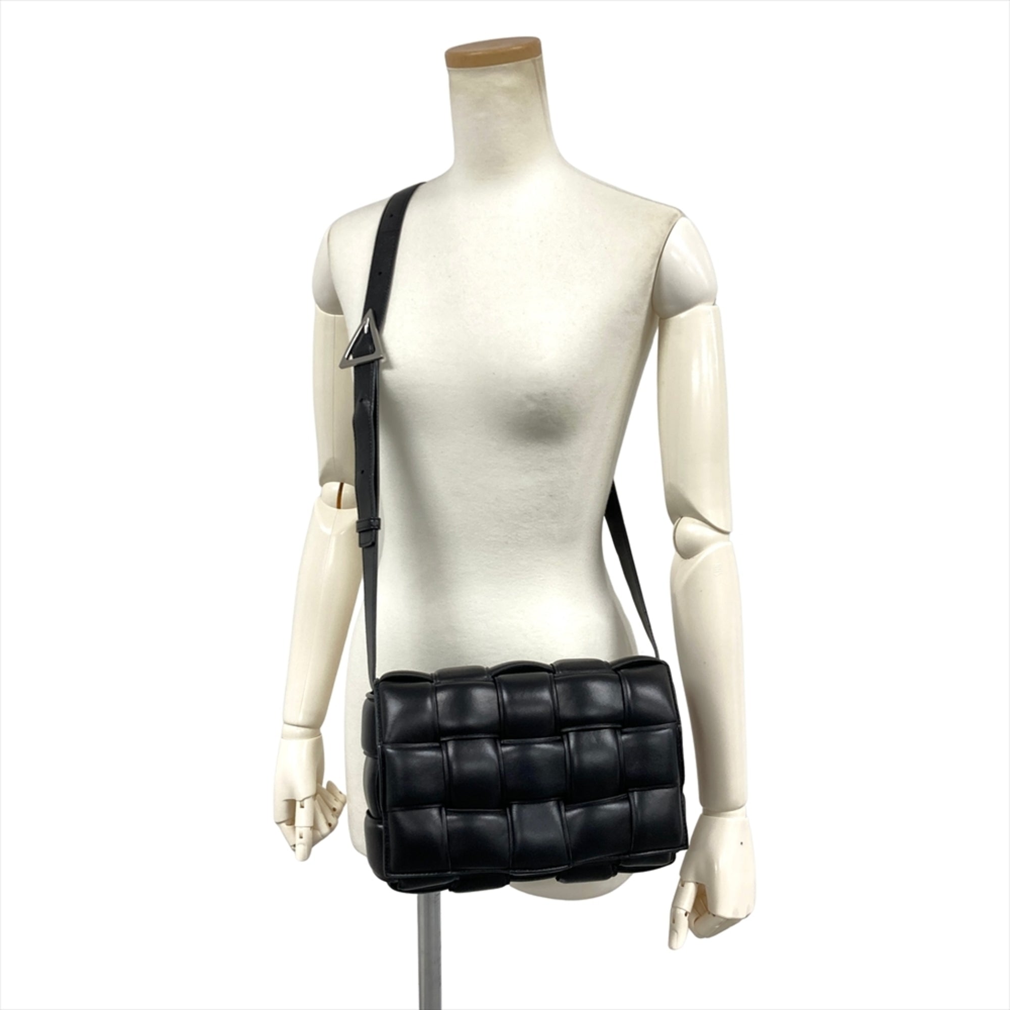 Bottega Veneta Black Intrecciato Shoulder Bag (Pre-Owned)